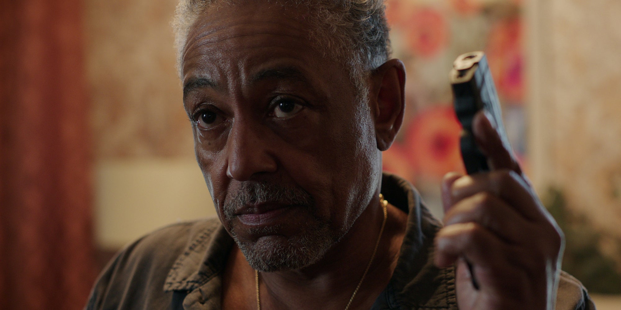 Giancarlo Esposito incarne Leo Pap dans la série Kaleidoscope.