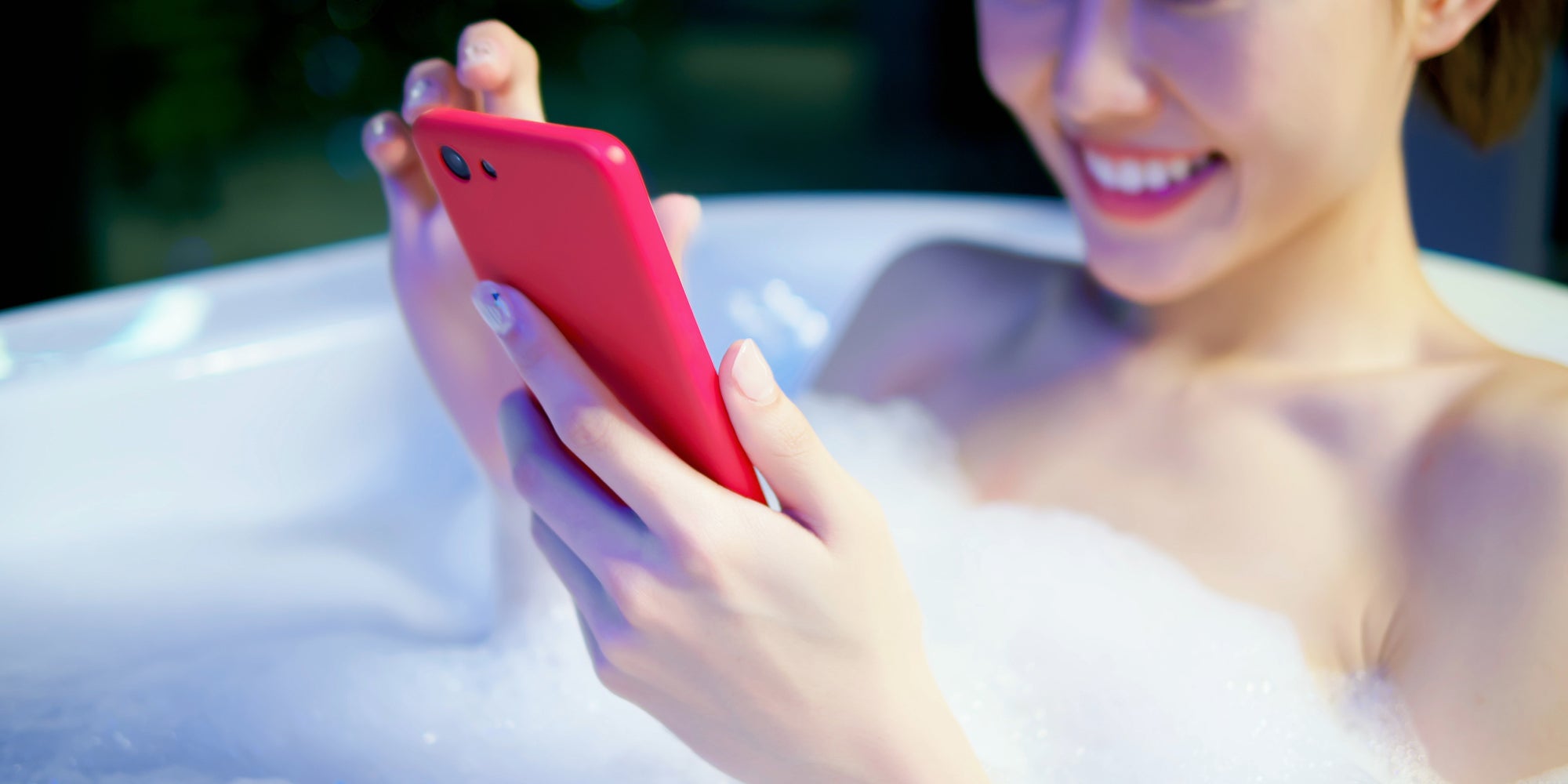 Recharger son smartphone dans son bain : attention, danger !