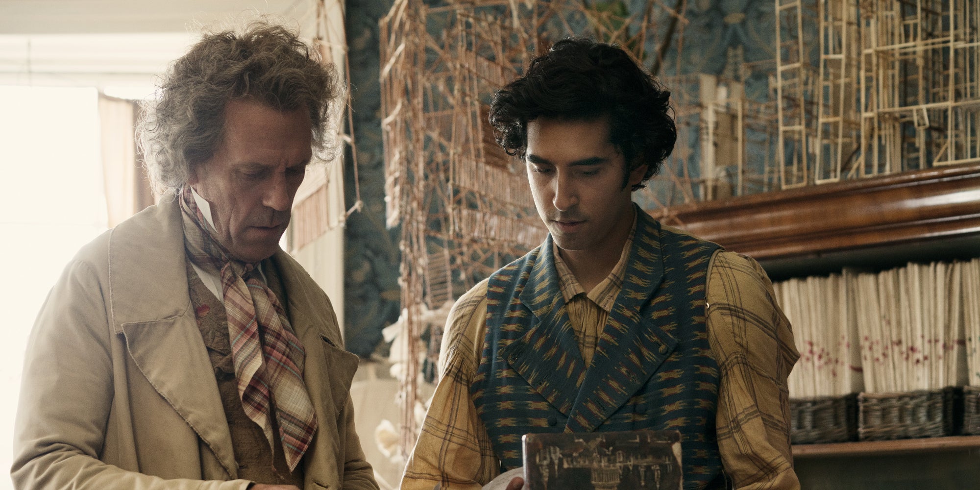 Hugh Laurie et Dave Patel à l'affiche de "The Personal History of David Copperfield", en janvier 2021 sur Amazon Prime Video.
