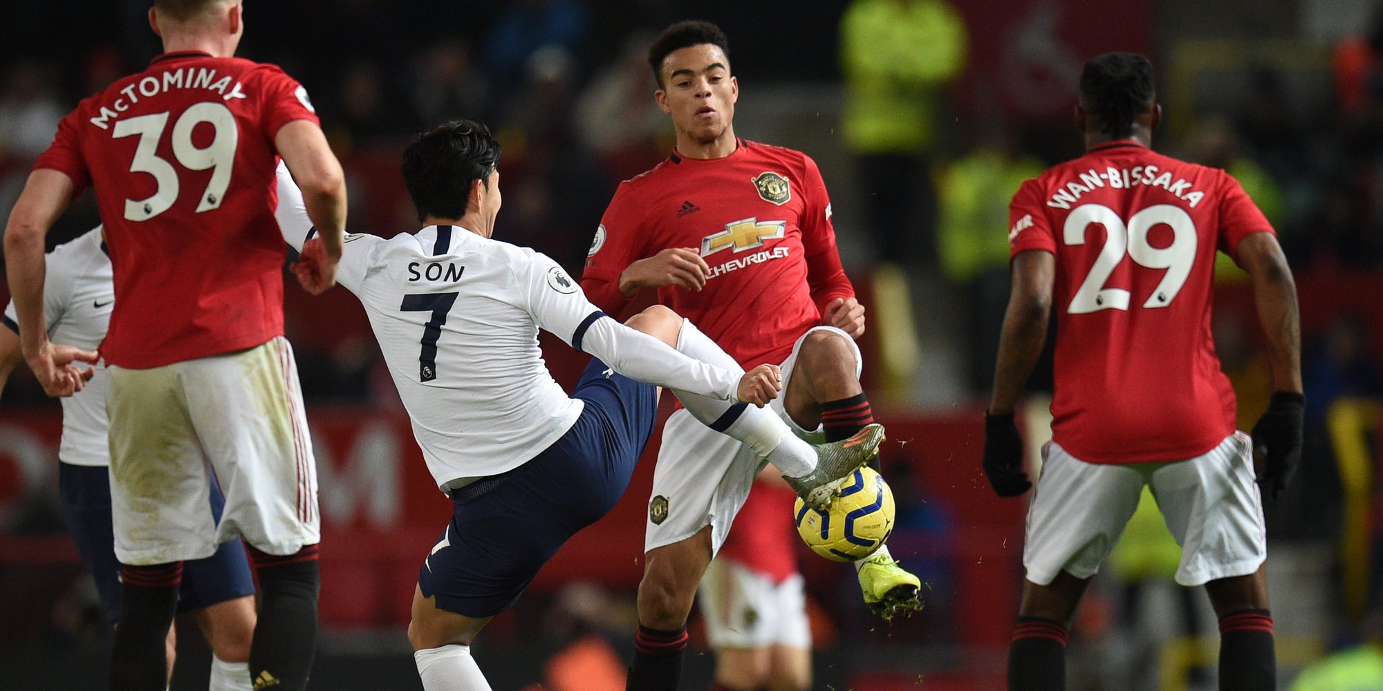 Les joueurs de Tottenham et ceux de Manchester United à la lutte lors du match aller à Londres, le 4 décembre 2019