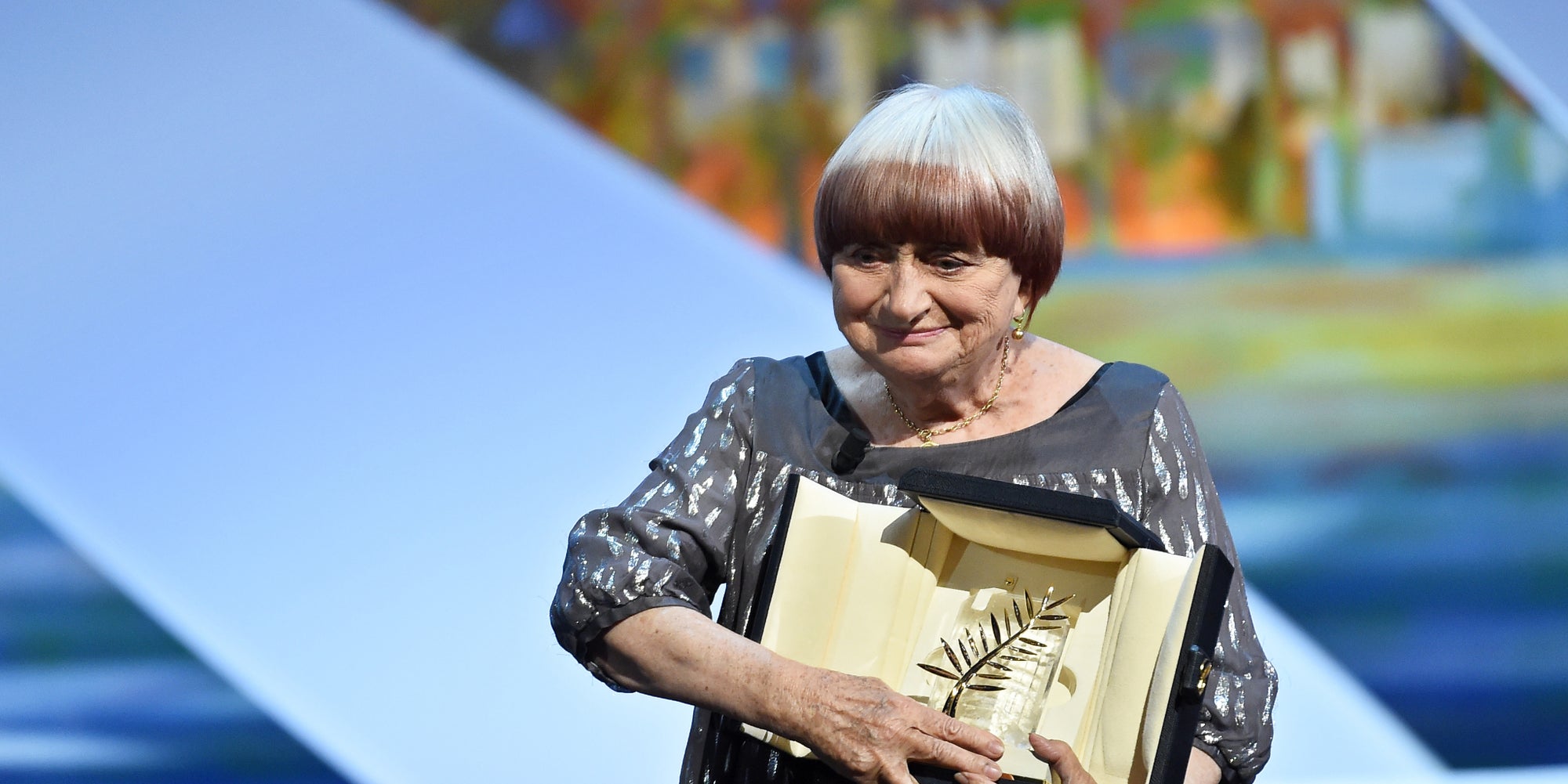 La réalisatrice française Agnès Varda pose avec sa Palme d'Or d'Honneur lors de la cérémonie de clôture du 68e Festival de Cannes, le 24 mai 2015.