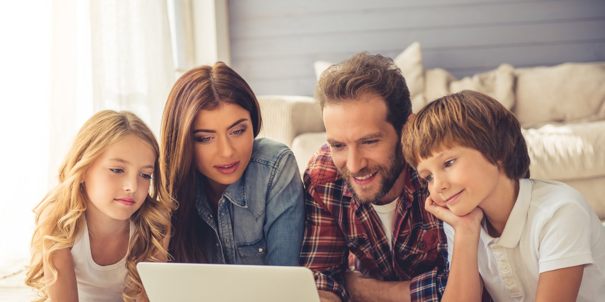 Avec la fibre optique, la connexion internet arrive à la vitesse de la lumière.
