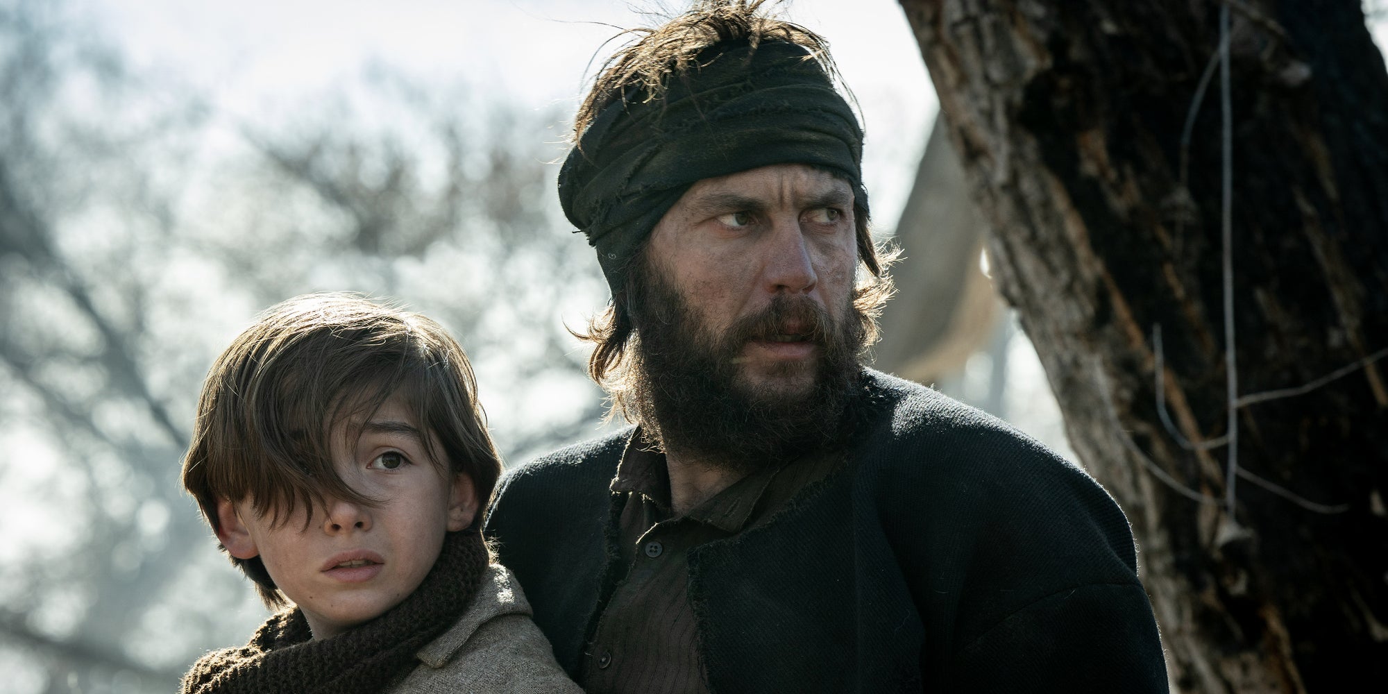 Preston Mota (Devin Rowell) et Taylor Kitsch (Isaac) dans l'épisode 1 de la série western "À l'aube de l'Amérique" sur Netflix. 