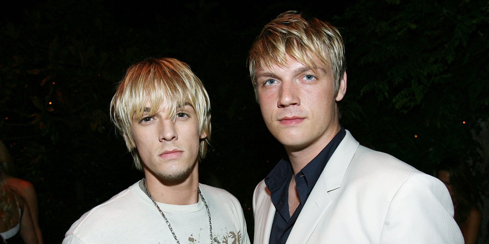 Aaron (à gauche) et Nick (à droite, du coup) Carter lors d'une soirée à Los Angeles, le 11 juillet 2006.