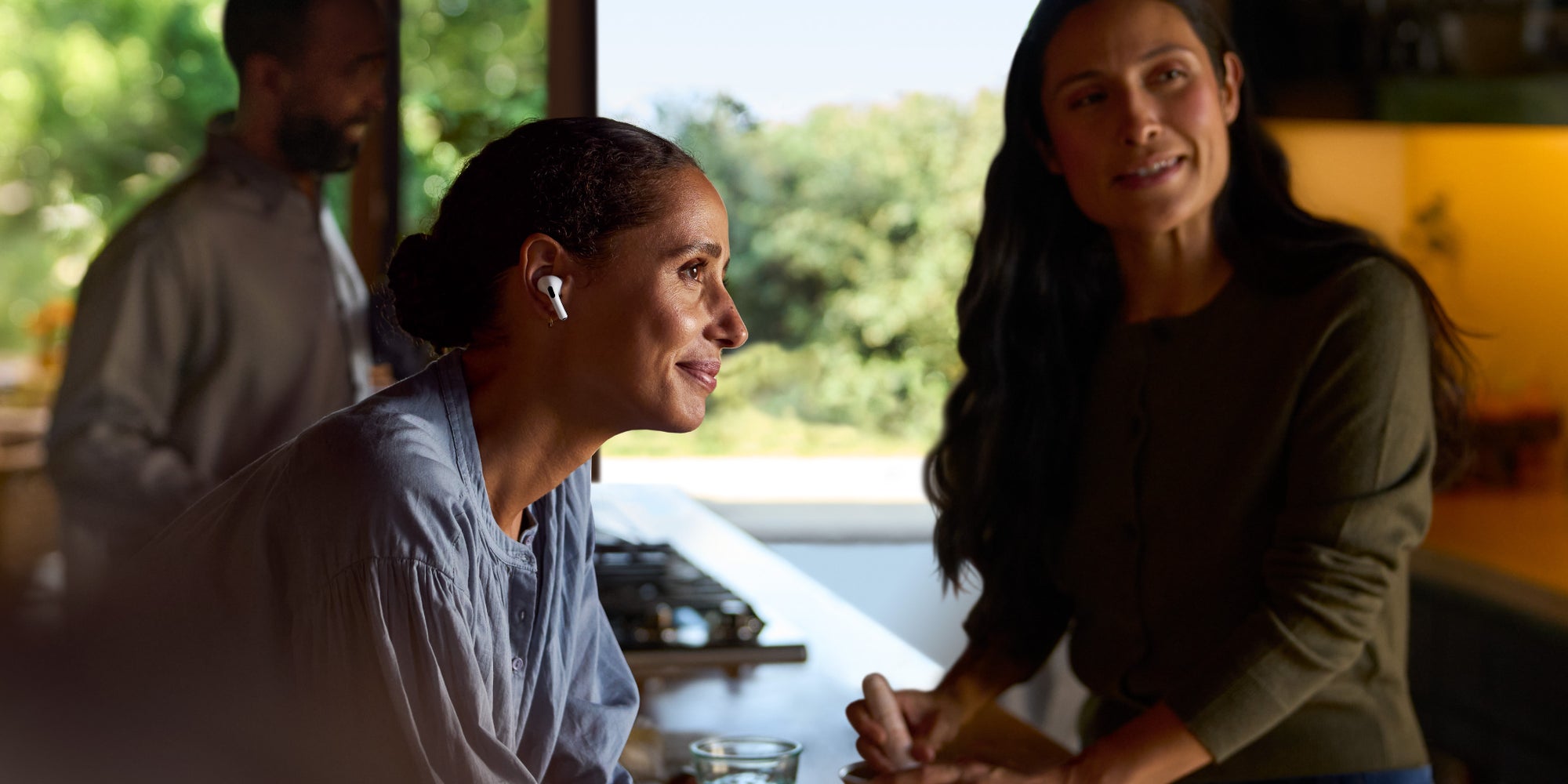 Les AirPods 4 avec réduction active de bruit sont actuellement à prix réduit chez SFR.