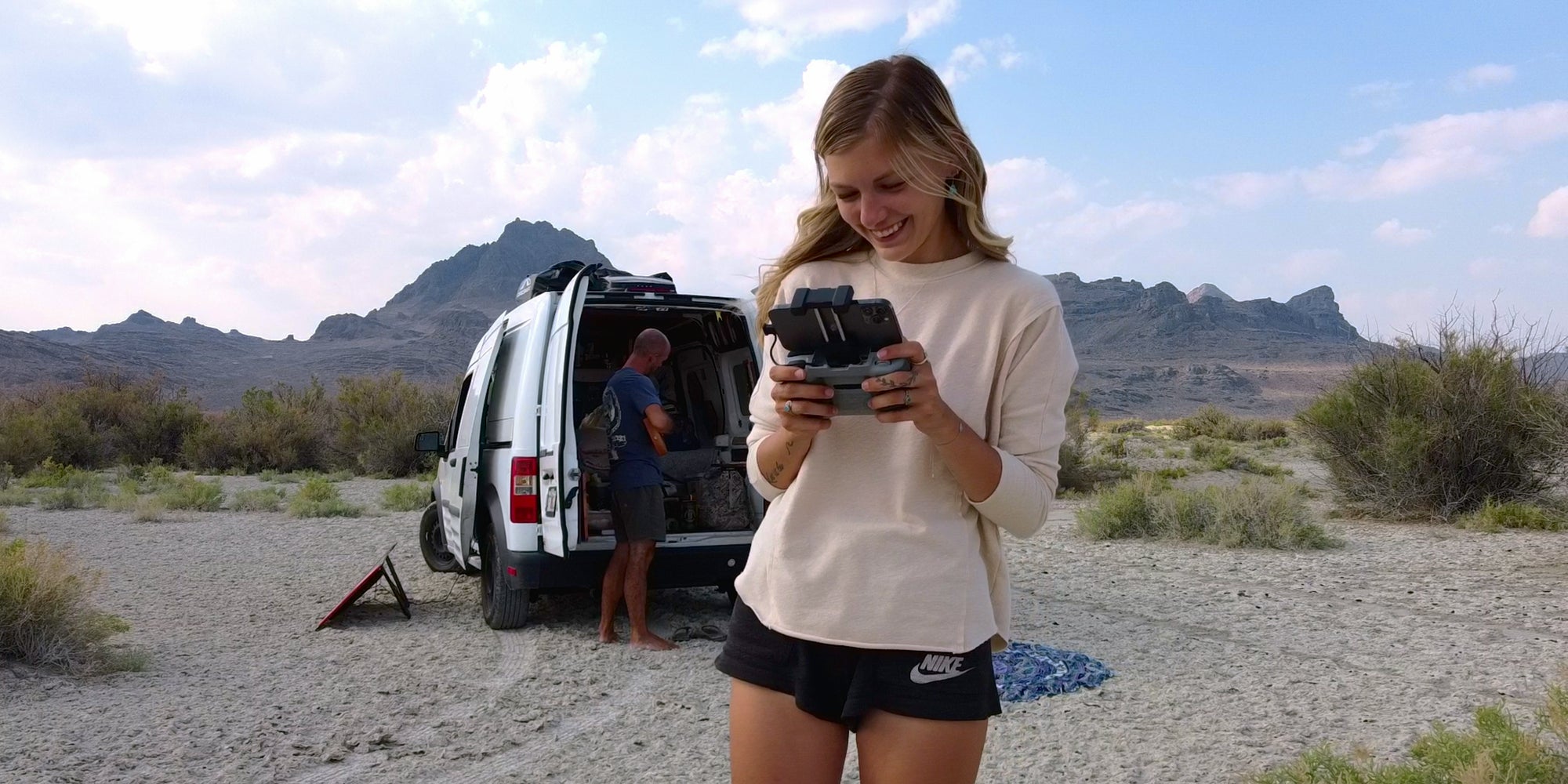 L'influenceuse Gabby Petito et Brian Laundrie (en arrière-plan) dans ''American Murder : Gabby Petito'', à voir sur Netflix.