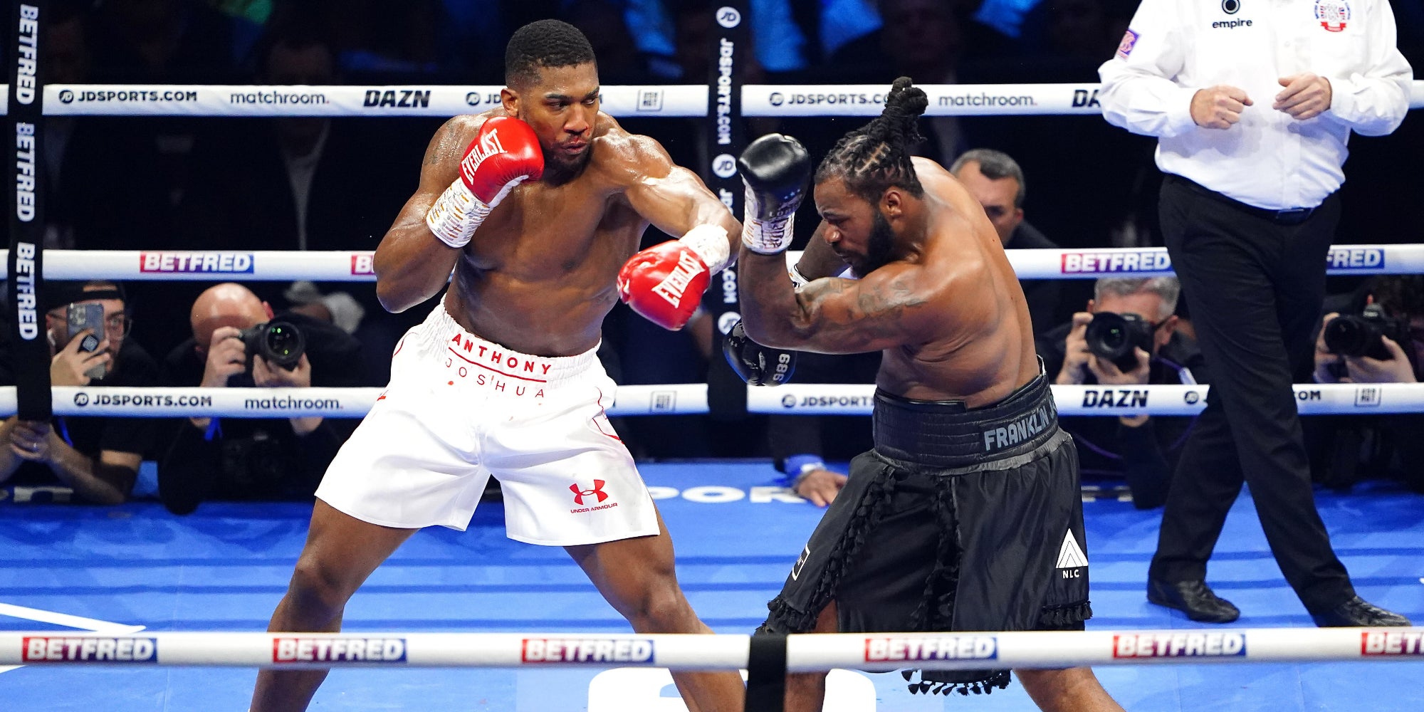 Anthony Joshua (gants rouges) lors de son dernier combat face à Jermaine Franklin, le 1er avril 2023 à l'O2 Arena (Londres).