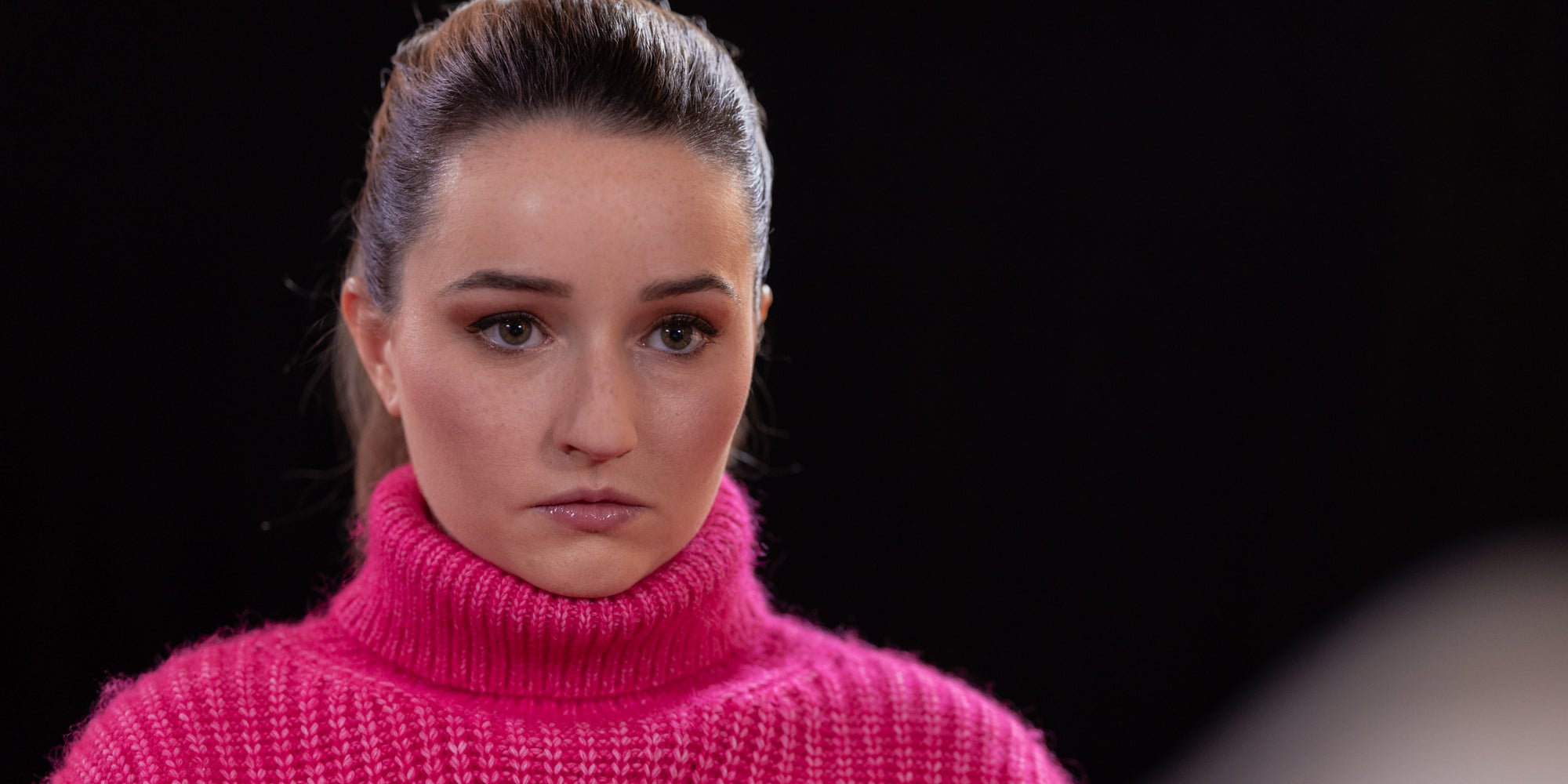 Kaitlyn Dever dans le rôle de Belle Gibson dans la mini-série "Apple Cider Vinegar", disponible sur Netflix !