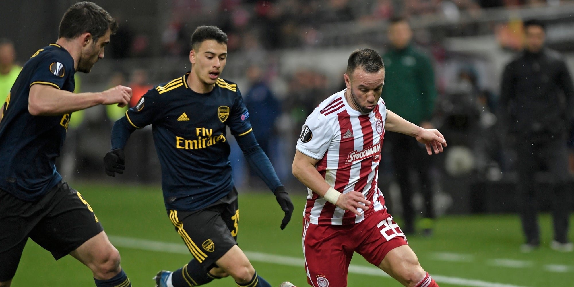 Mathieu Valbuena contre les joueurs d'Arsenal lors du match aller, le 20 février 2020 à Athènes