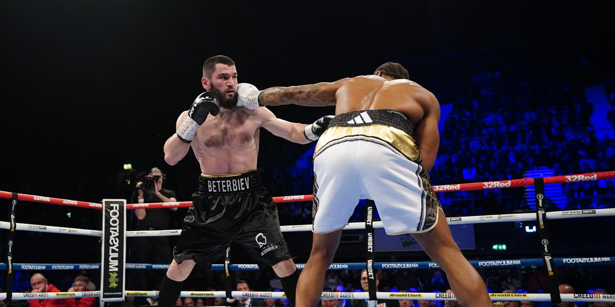 Le champion Artur Beterbiev lors de son combat face à Anthony Yarde, le 28 janvier 2023 à l'OVO Arena de Wembley (Londres).