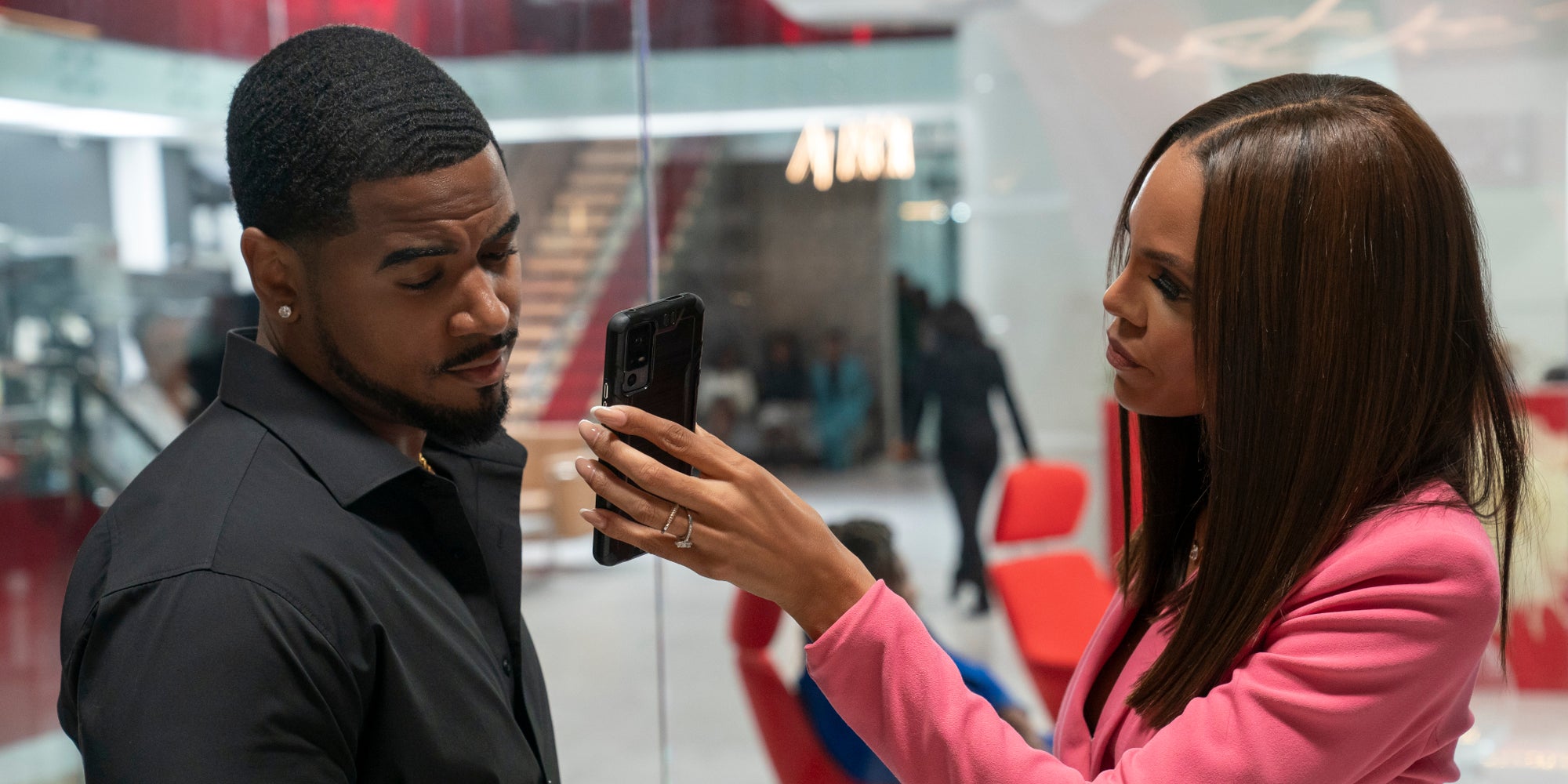 Dans cette série où l'on doit se méfier de son prochain, "Beauty in Black" connait de forts rebondissements laissant présager une saison 2 à suspense.