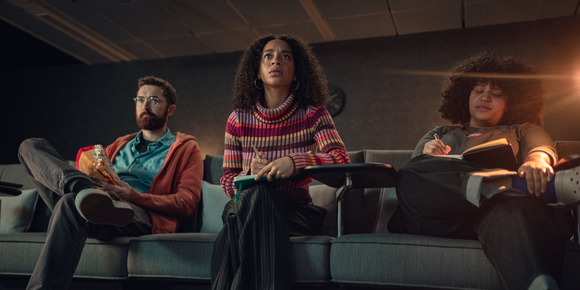 Les acteurs Ben Ashenden, Siena Kelly et Amber Grappy dans l'épisode "Bête Noire" de la saison 7 de "Black Mirror". 
