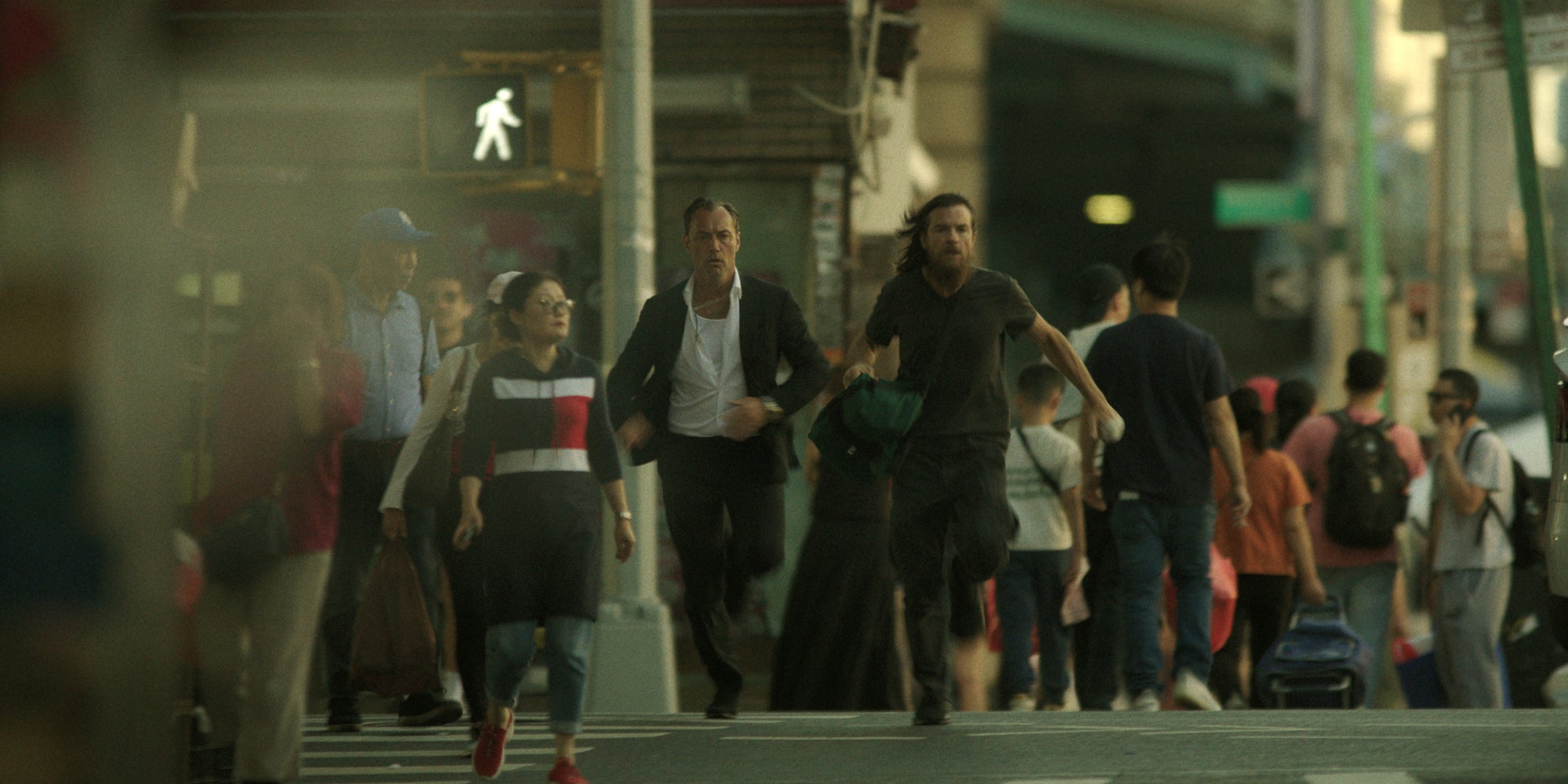 Jude Law (Jake) et Jason Bateman (Vince) dans la série ''Black Rabbit''.
