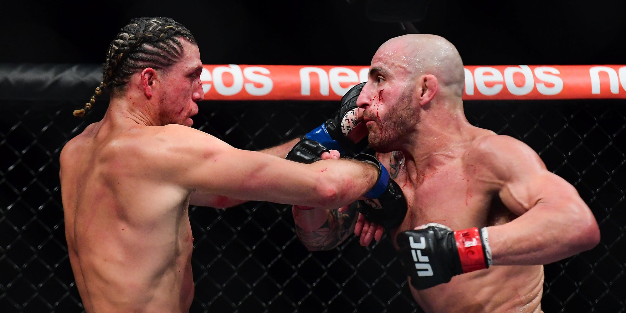 Alexander Volkanovski (gants rouges) face à Brian Ortega lors de l'UFC 266, le 25 septembre 2021 à la T-Mobile Arena de Las Vegas.