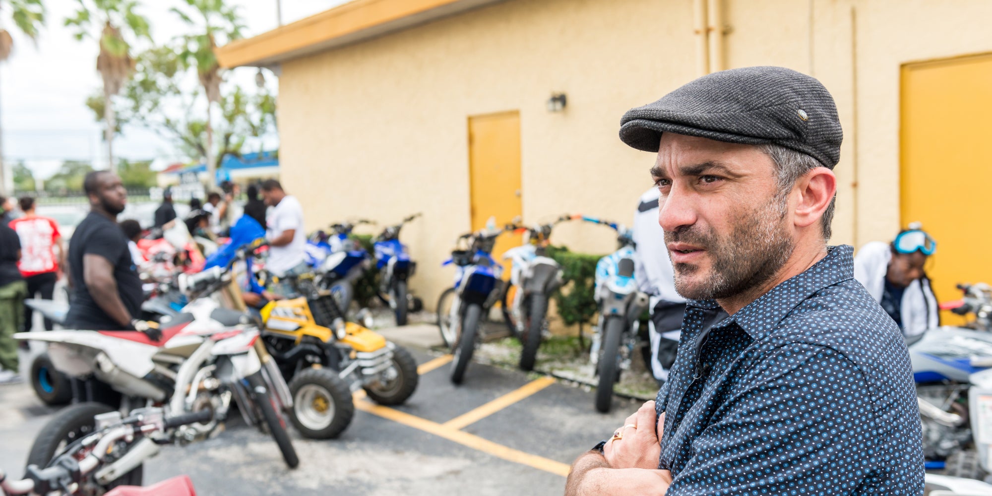 Caméléon, une série documentaire avec Sebastian Perez Pezzani dans laquelle il intègre les milieux les plus dangereux au monde.