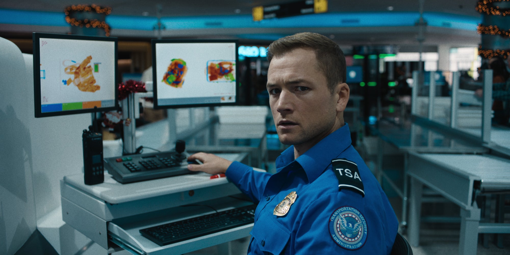 Retrouvez Taron Egerton dans le rôle d'Ethan Kopek dans Carry-On disponible sur Netflix. 