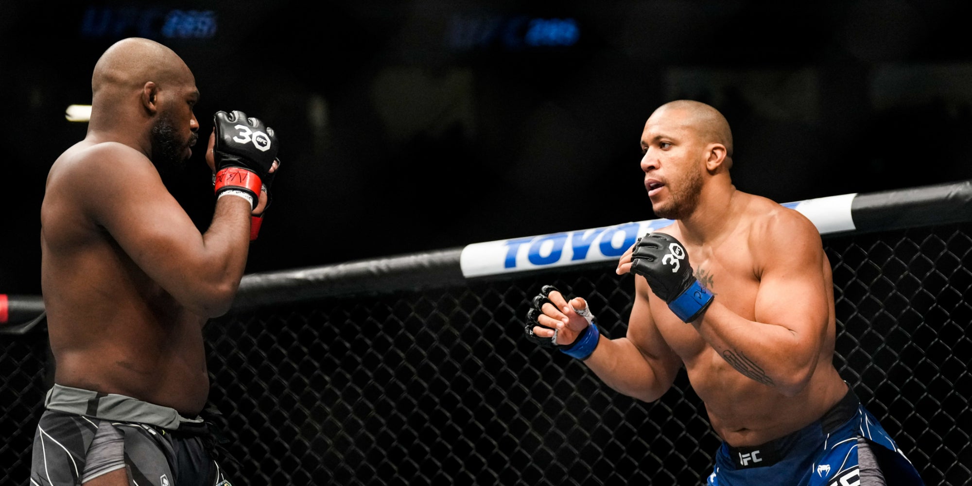 Ciryl Gane (gants bleus) face à Jon Jones lors de l'UFC 285 à la T-Mobile Arena de Las Vegas, le 4 mars 2023. 