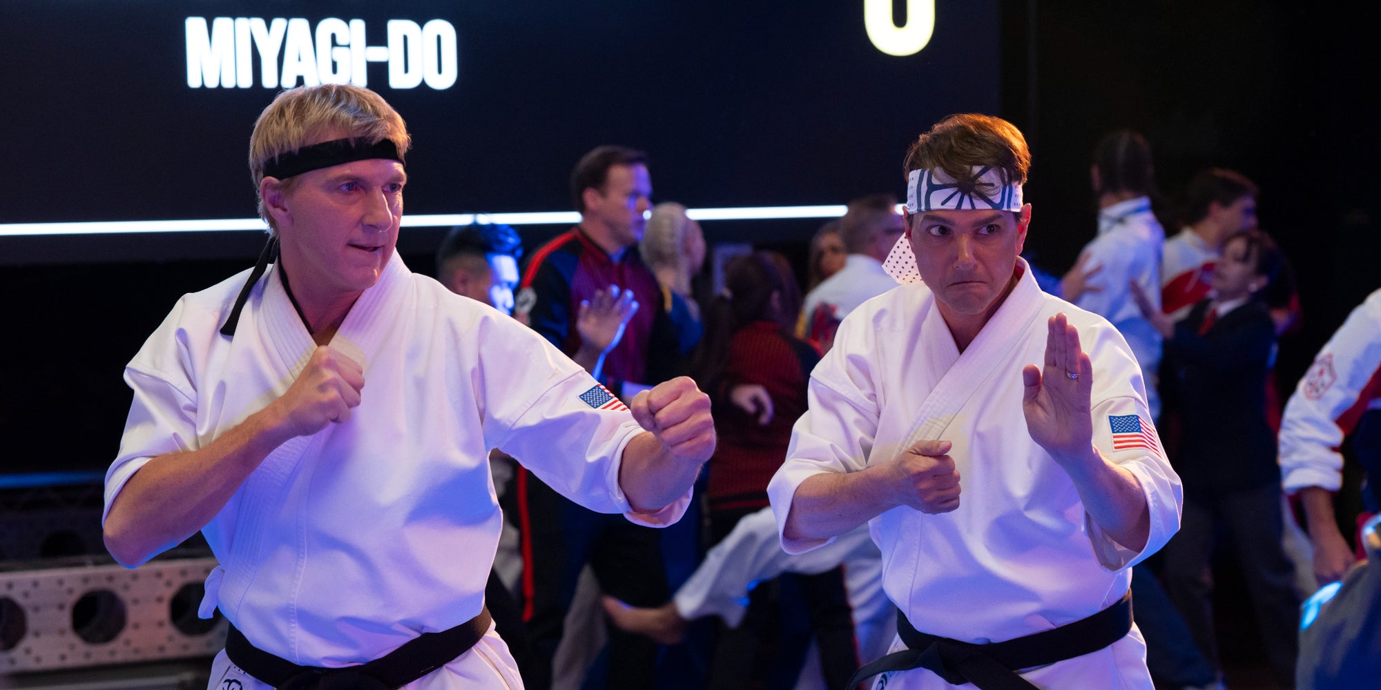  William Zabka dans le rôle de Johnny Lawrence et Ralph Macchio dans celui de Daniel LaRusso dans la saison 6 de "Cobra Kai" sur Netflix.