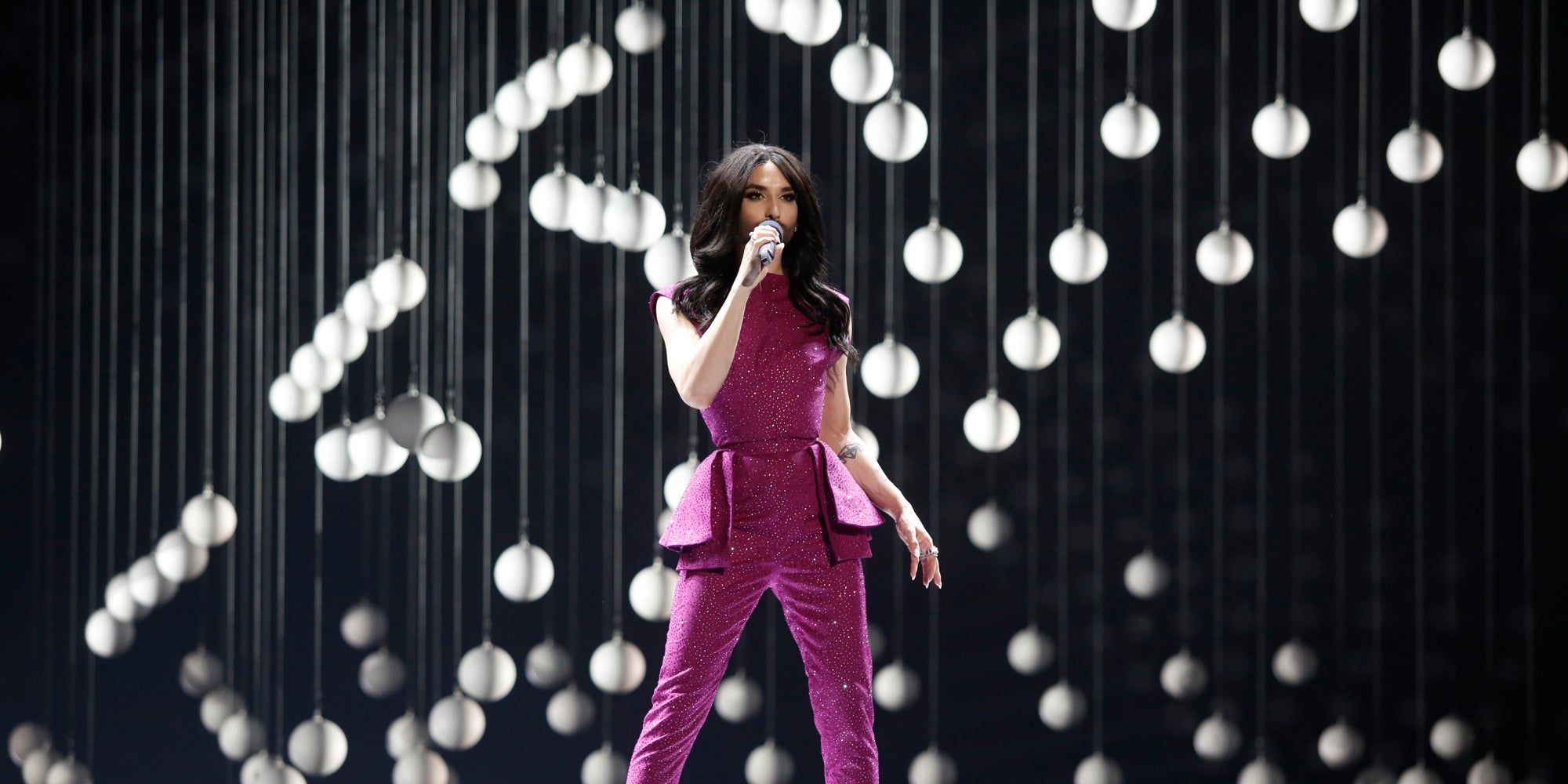 Conchita Wurst, vainqueure de l’Eurovision 2014, sur la scène de la 60e édition du concours européen de la chanson à Vienne en Autriche, en 2015.