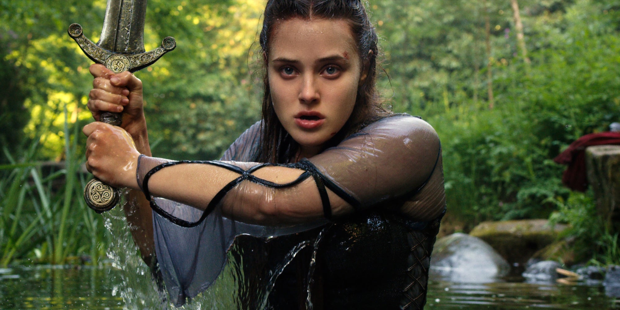 Katherine Langford, découverte dans 13 Reasons Why, est à l'affiche de Curded : la Rebelle, le 17 juillet sur Netflix