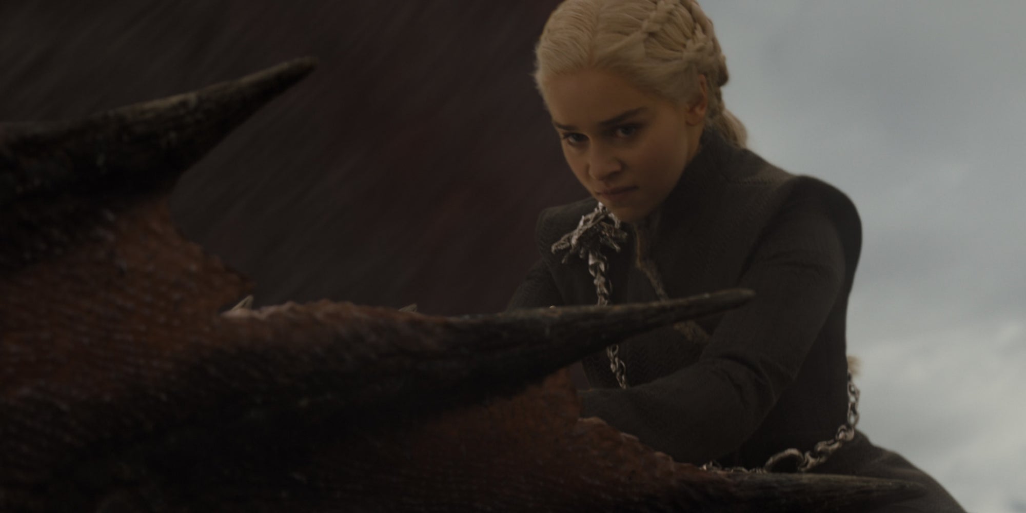 Daenerys Targaryen (Emilia Clarke) chevauche Drogon dans la série Game of Thrones.