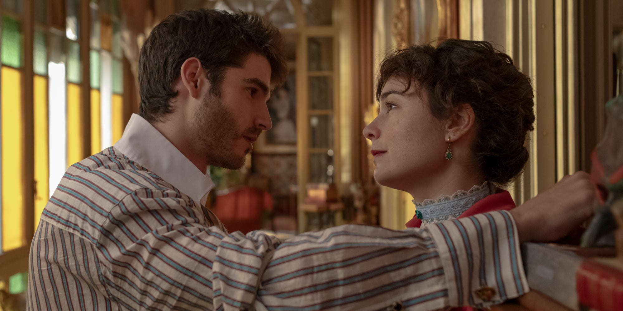 Álvaro Mel (Santiago) et Nadia de Santiago (Elena) dans l'épisode 4 de la série "De parfaites demoiselles" sur Netflix. 