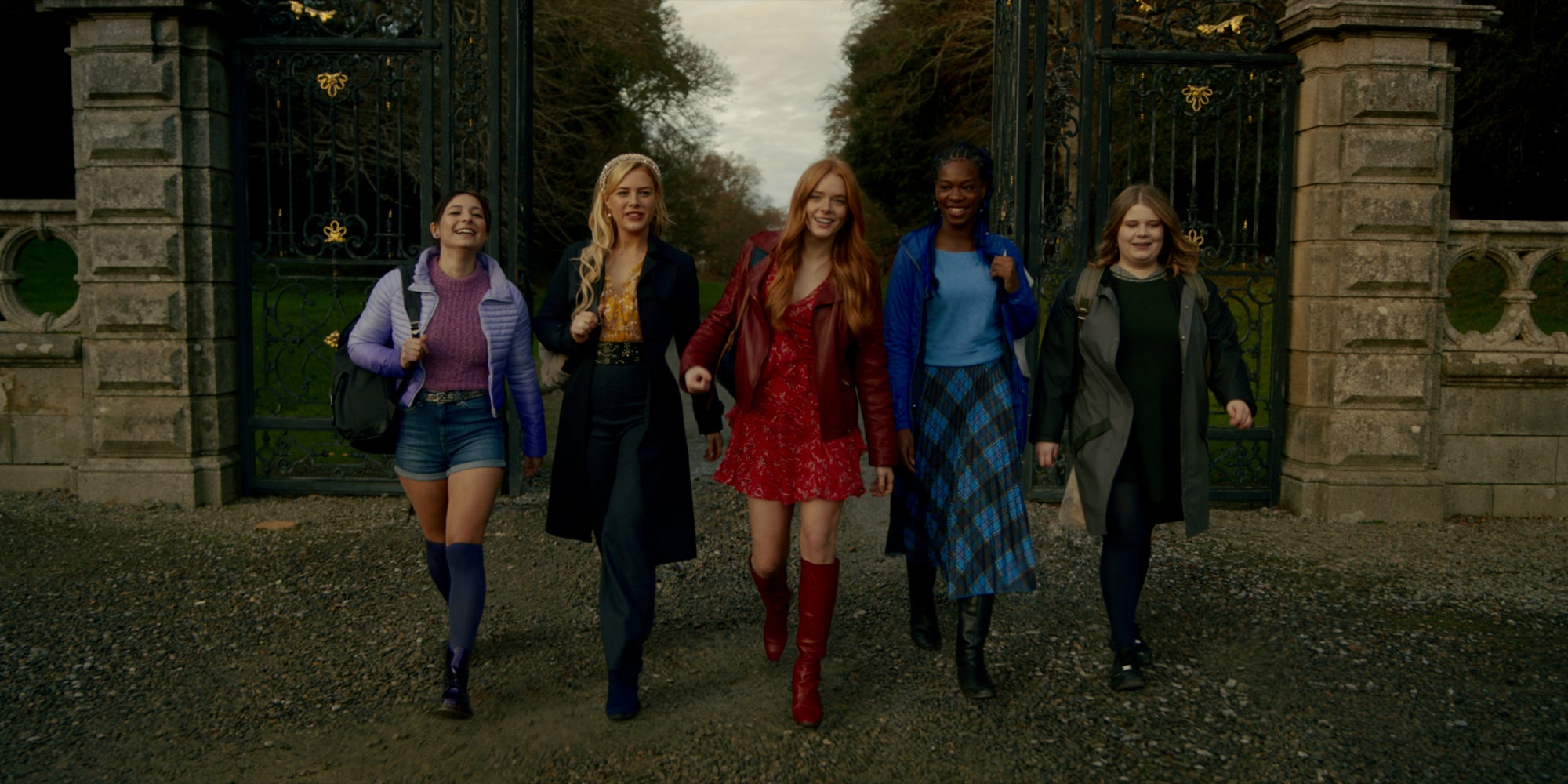 Musa, Stella, Bloom, Aisha et Terra (les fées du Winx Club) rentrent à Alféa, l'école de magie. 