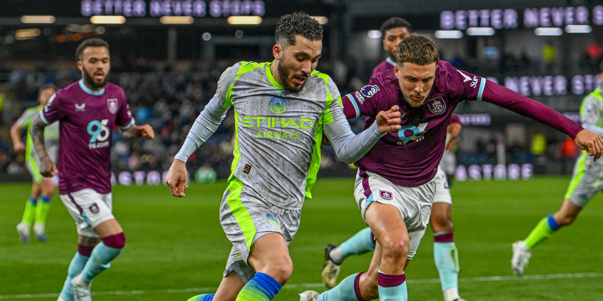 Rayan Cherki, joueur tricolore lors d'un match de Premier League disputé à Turf Moor, à Burnley, le 22 avril 2026.
