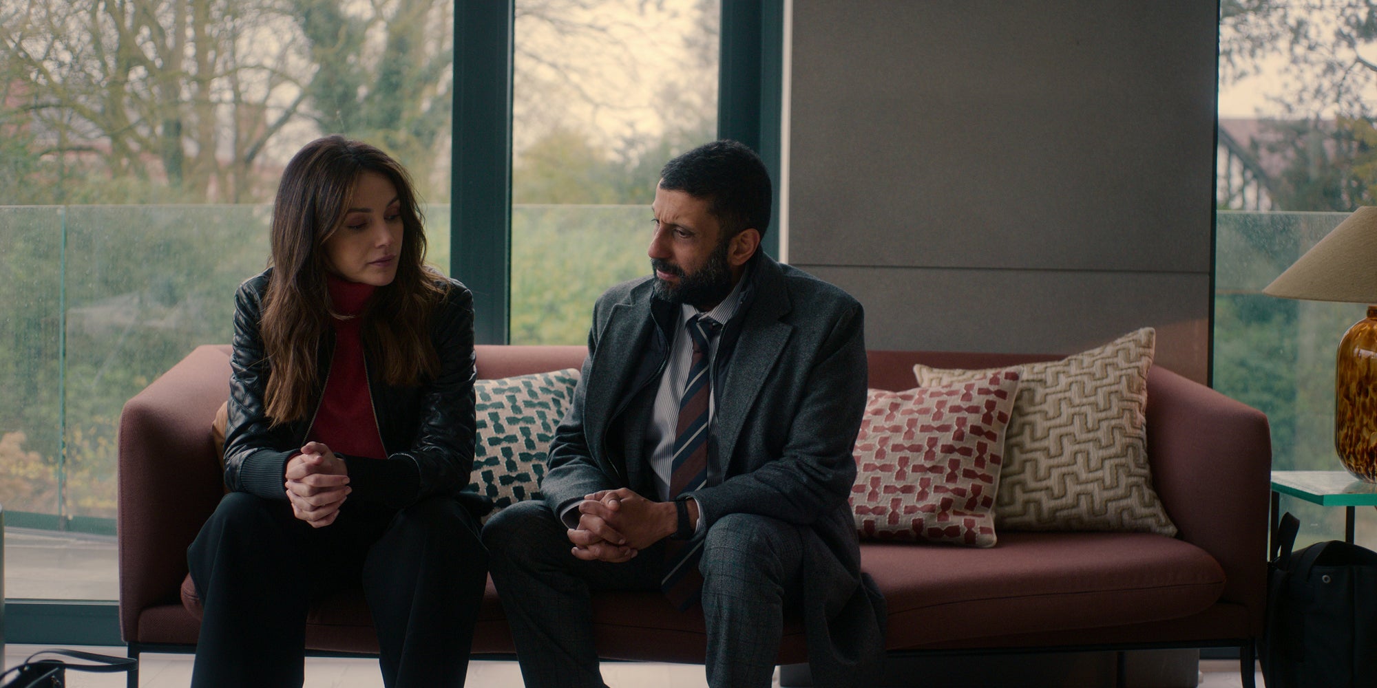 Maya Stern (Michelle Keegan) et Sami Kierce (Adeel Akhtar) dans la mini-série "Double Piège".
