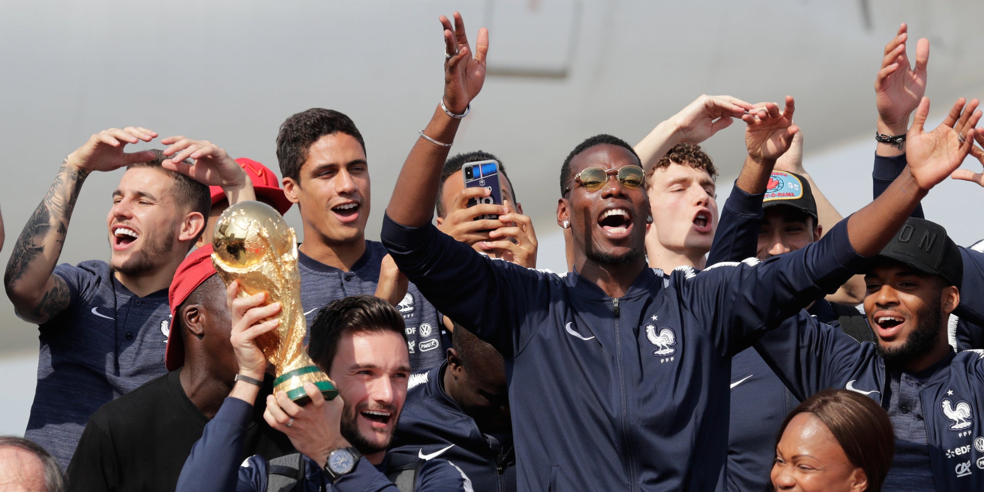 Les joueurs de l'équipe de France de football avec la Coupe du Monde le 16 juillet 2018 à l'aéroport de Roissy