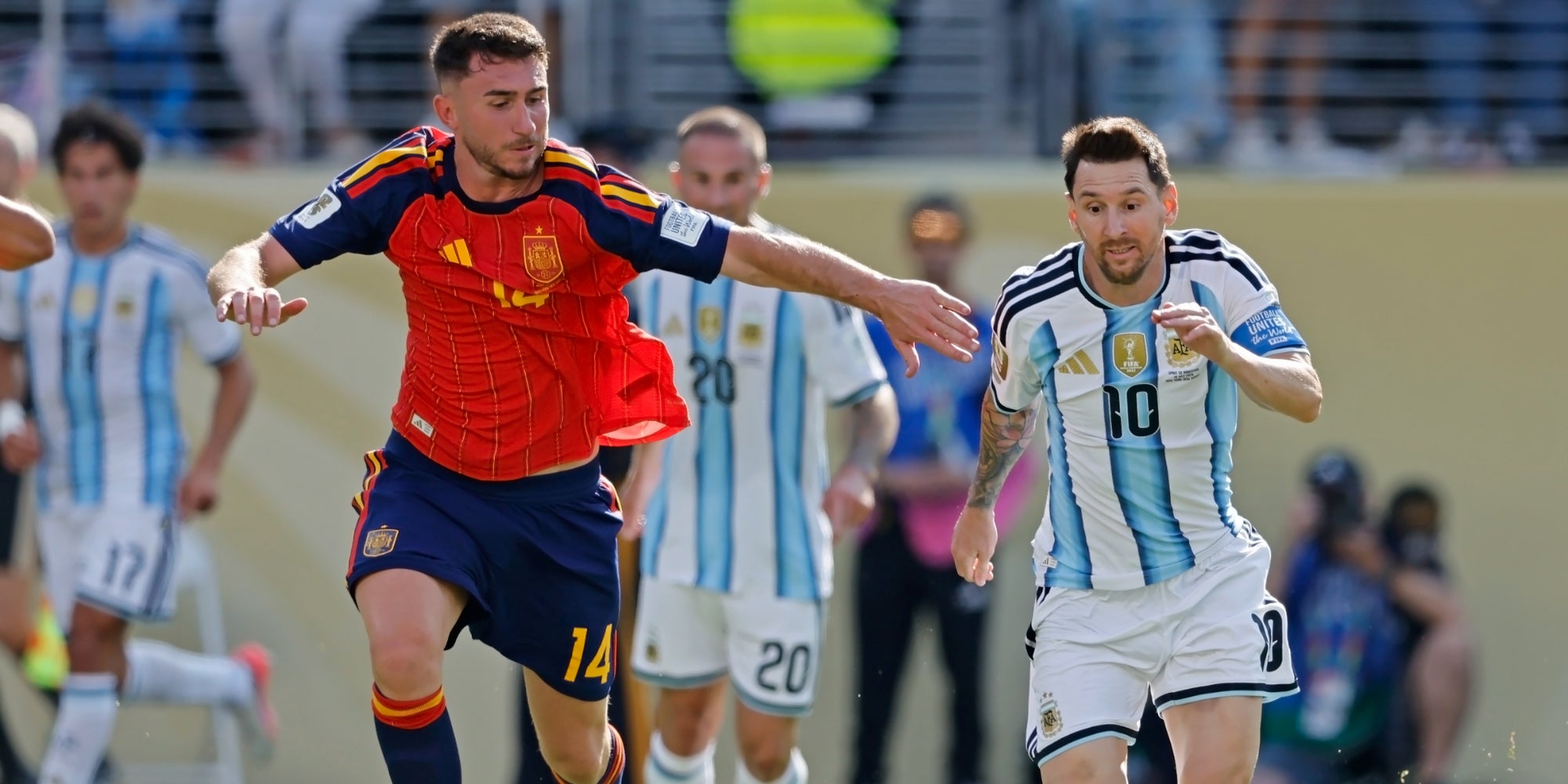 L'Espagnol Aymeric Laporte dispute le ballon à l'Argentin Lionel Messi durant la finale de la Coupe du Monde, le 19 juillet 2026 à New York.