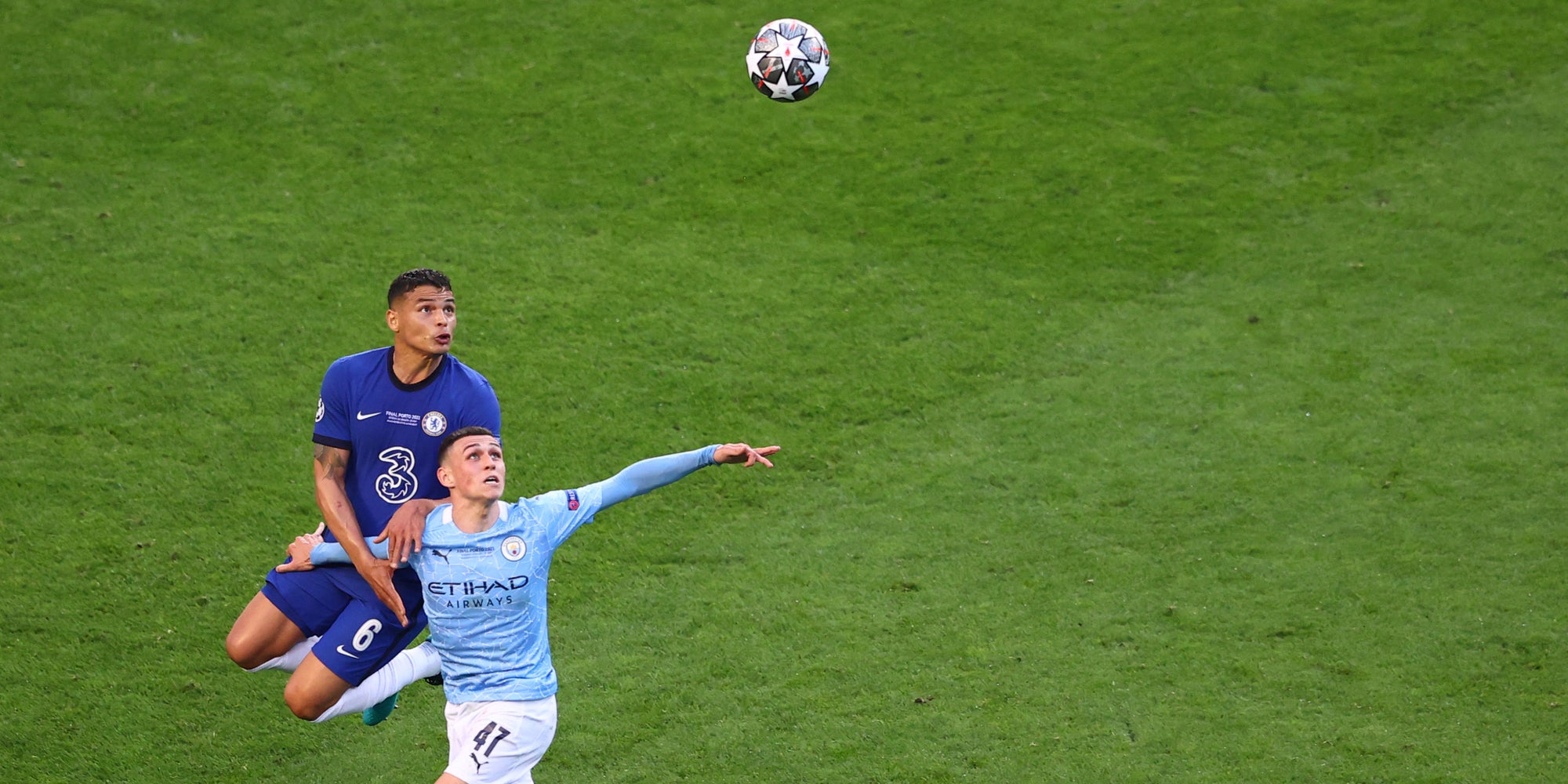 Thiago Silva de Chelsea et Phil Foden de Manchester City en pleine finale de Ligue des Champions, à Porto, le 29 mai 2021. 