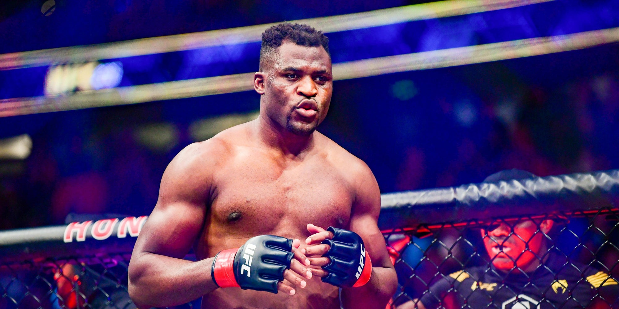 L'avez-vous remarqué ? Le combattant de MMA Francis Ngannou a fait une apparition surprise dans un film Netflix ! 