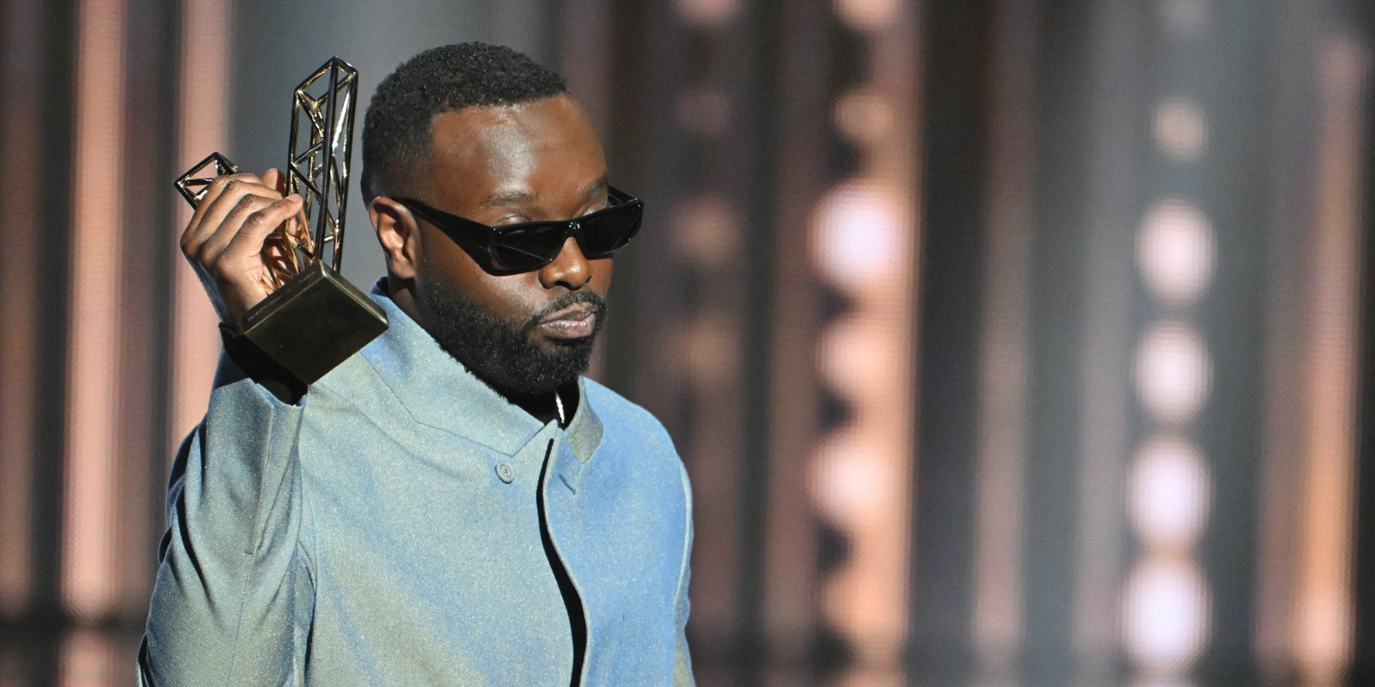 Gims reçoit le prix du meilleur artiste masculin lors la 40e cérémonie des Victoires de la Musique à la Seine Musicale à Boulogne-Billancourt, le 14 février 2025.