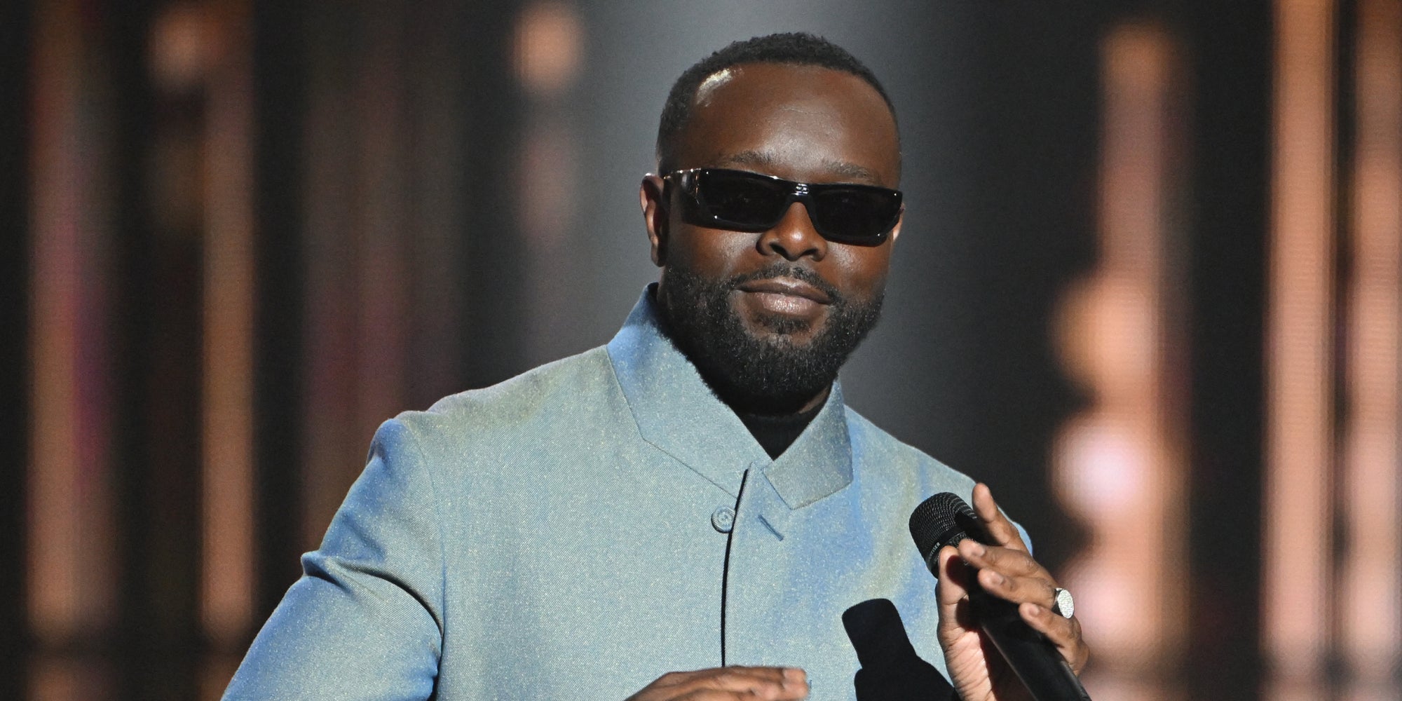 Le rappeur GIMS recevant un prix lors de la 40ème édition des Victoires de la Musique à la Seine Musicale, Boulogne-Billancourt, le 14 février 2025. 