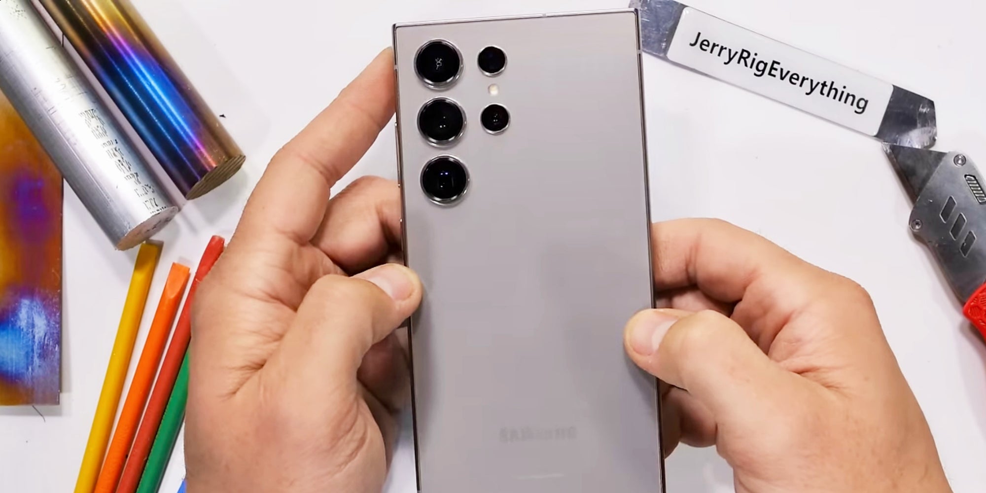 Le Samsung Galaxy S24 Ultra a passé le test de la torture du bourreau Zach Nelson haut la main.