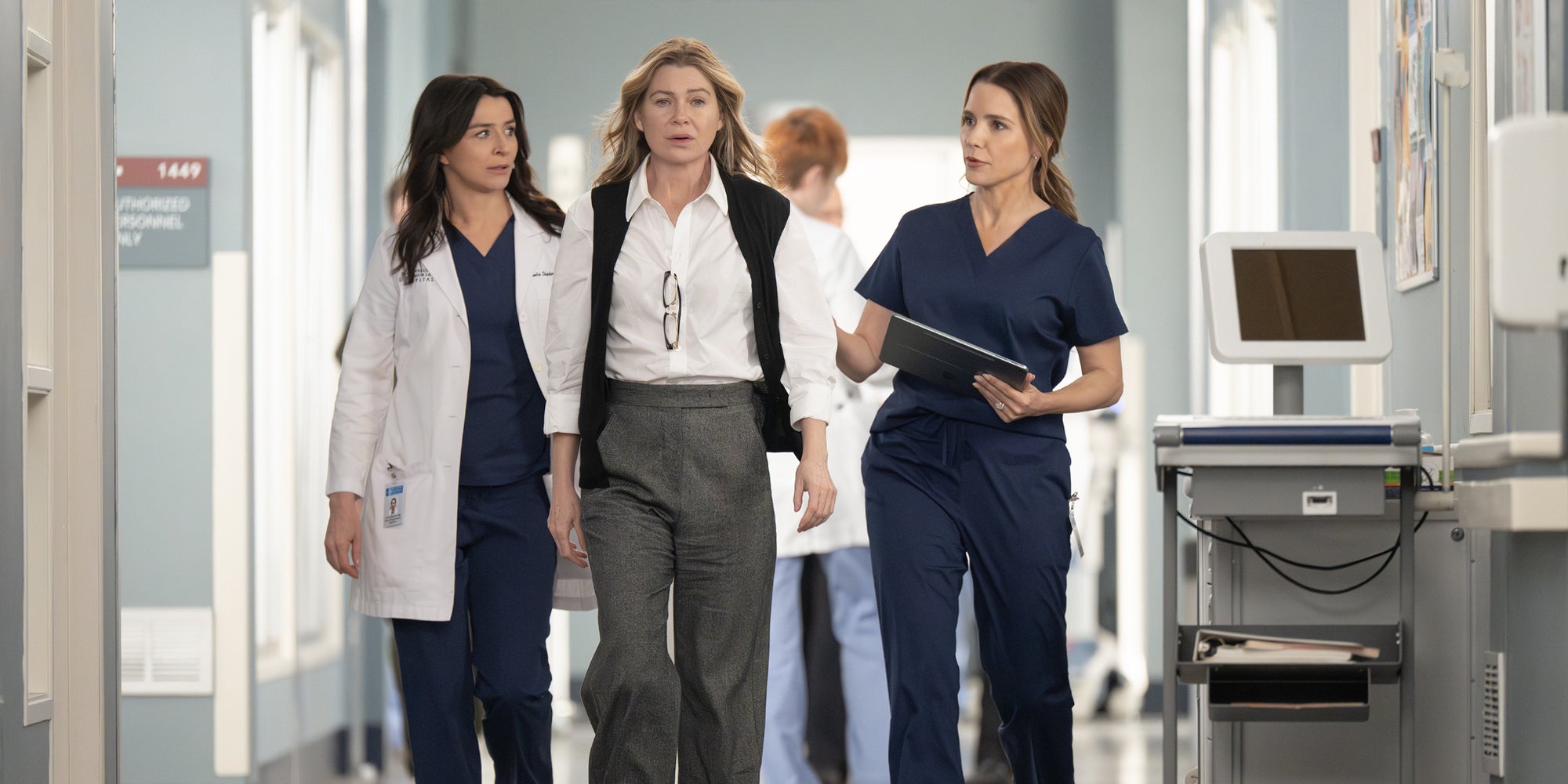 Amelia Shepherd (Caterina Scorsone), Meredith Grey (Ellen Pompeo) et Cass Beckman (Sophia Bush) dans la saison 22 de Grey's Anatomy.