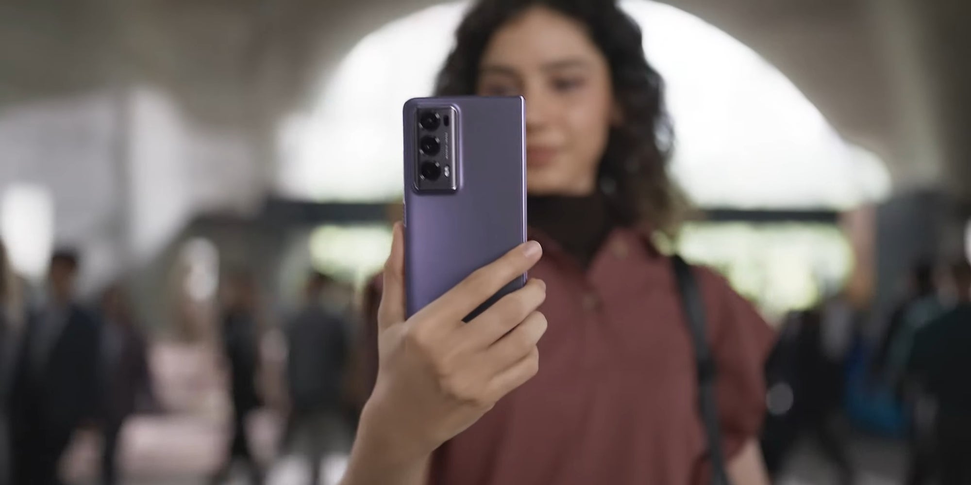 Après le HONOR Magic V2, la marque chinoise s'apprête à dévoiler son nouveau pliable, encore plus fin que son prédécesseur. 