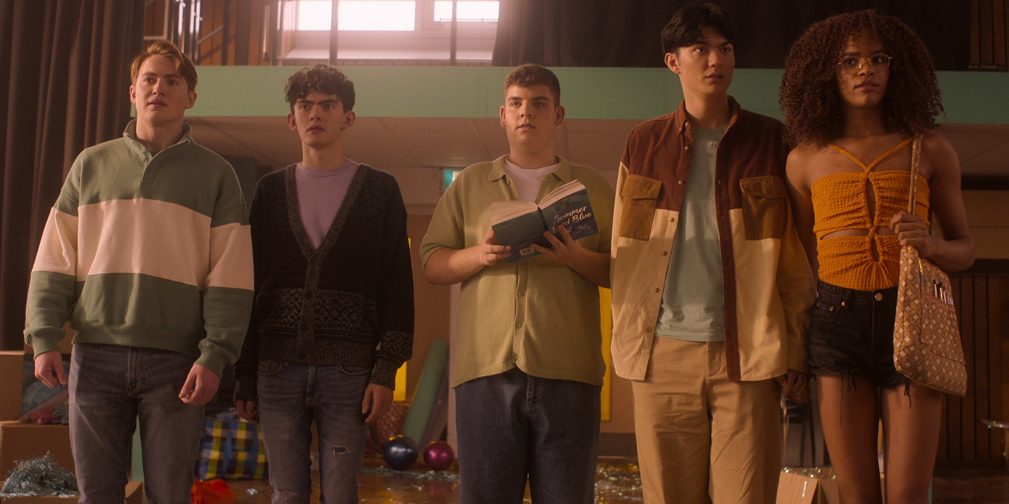 Kit Connor (Nick), Joe Locke (Charlie), Tobie Donovan (Isaac), William Gao (Tao) et Yasmin Finney (Elle) dans la saison 2 de "Heartstopper".