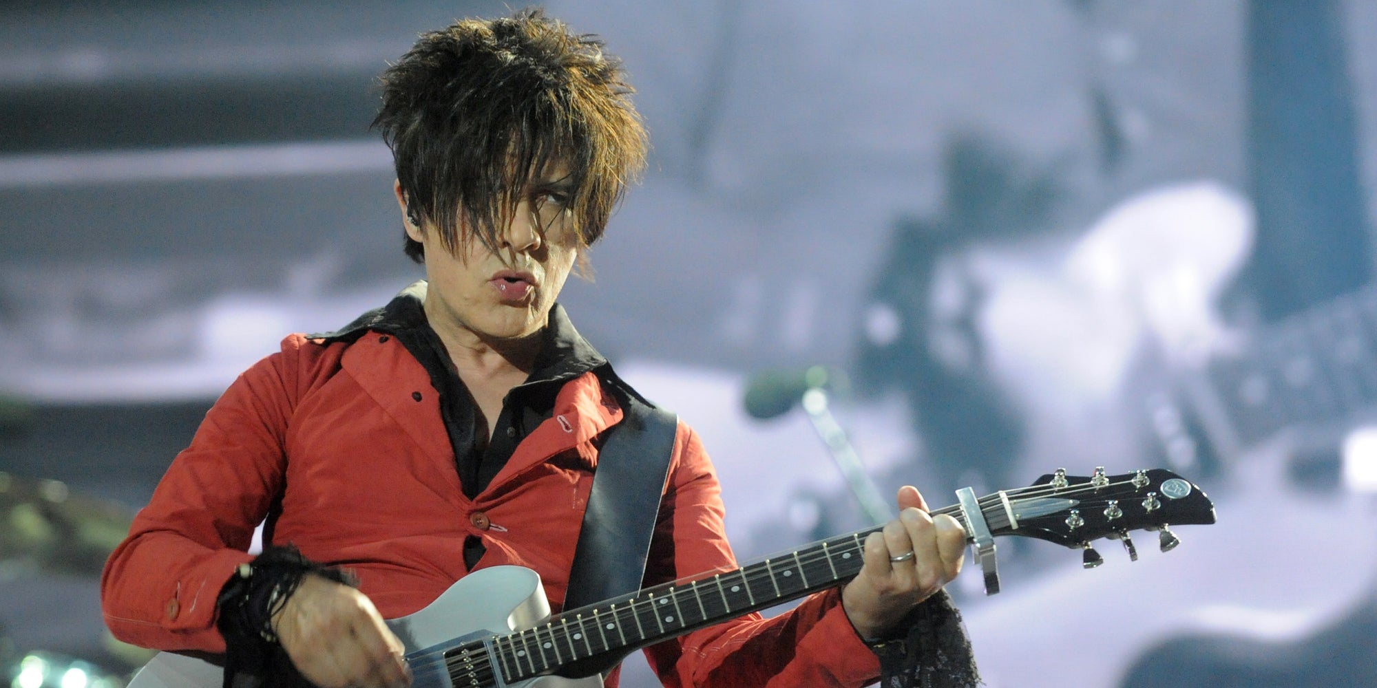 Nicola Sirkis en concert avec Indochine au festival des Vieilles Charrues à Carhaix, le 17 juillet 2014.