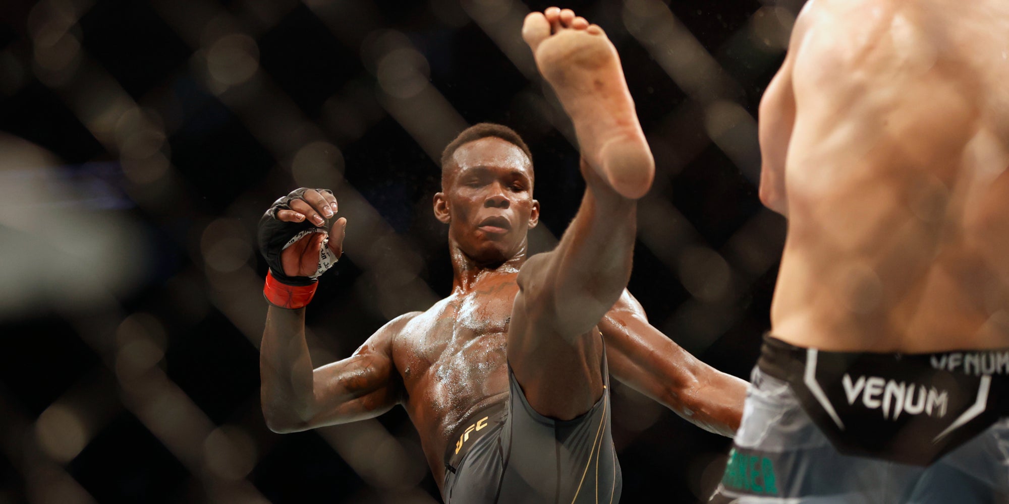 Adesanya lors de son combat contre Whitaker à l'UFC 271, le 12 février 2022