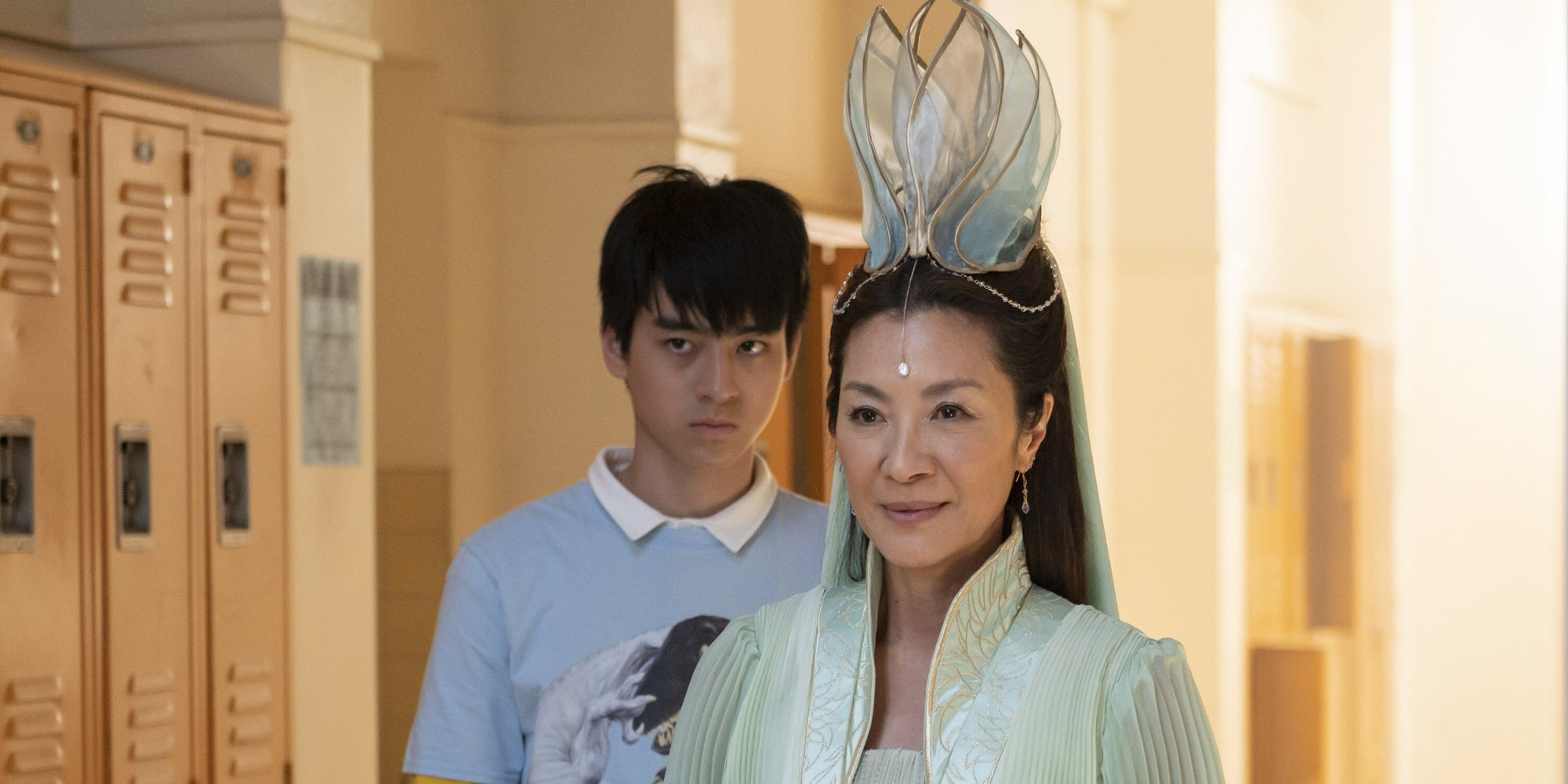 Jim Liu et Michelle Yeoh dans la série ''Américain de Chine'', disponible le 24 mai prochain sur Disney+.