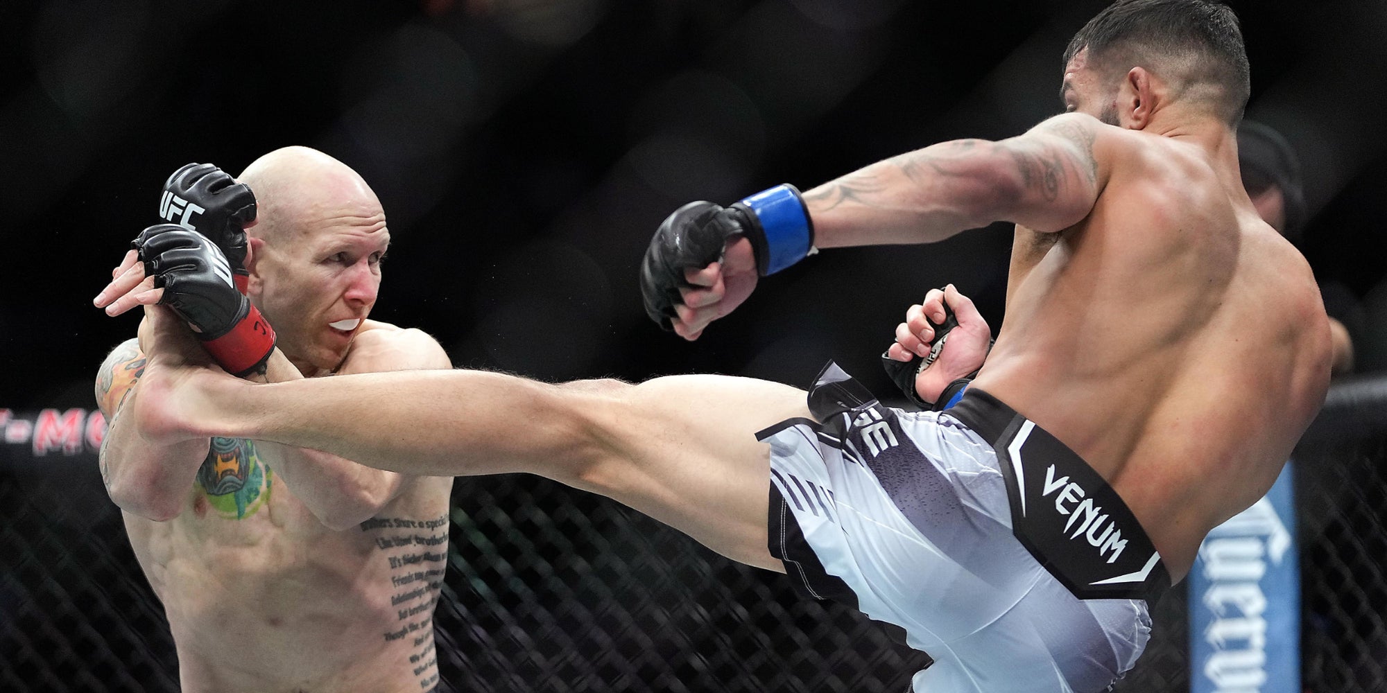 Josh Emmett (à gauche) lors de son combat contre Dan Ige lors de l'UFC 269, le 11 décembre 2021 à Las Vegas, Nevada