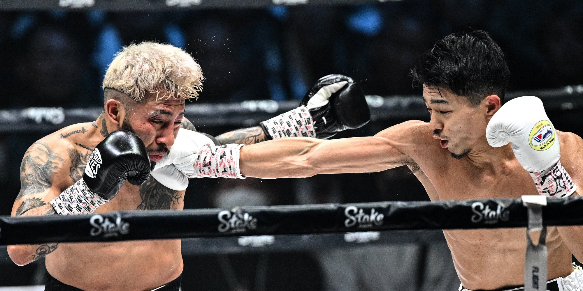 Junto Nakatani (à droite) lors de son combat contre Alexandro Santiago pour le titre WBC des poids coqs, le 24 février 2024 au Ryōgoku Kokugikan Sumo Stadium (Tokyo).