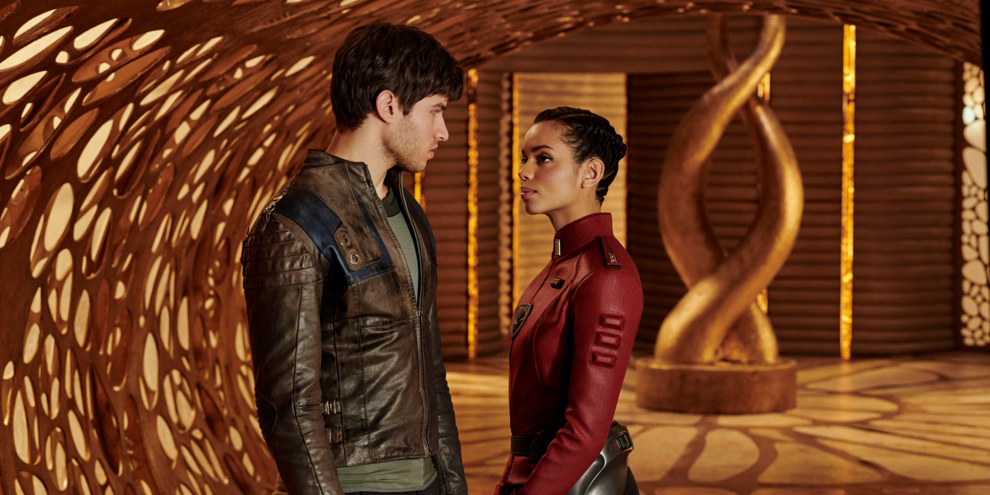 Seg-El (Cameron Cuffe) et Lyta Zod (Georgina Campbell), les protagonistes de la série Krypton, centrée sur les origines de Superman.