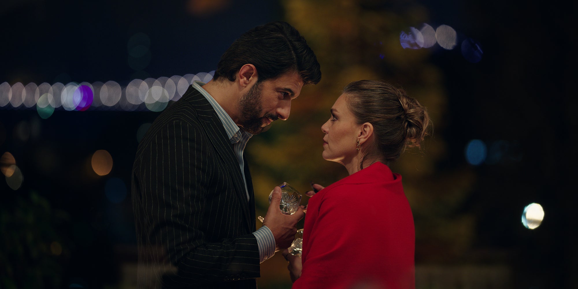 Aslı Enver est Nihal et Engin Akyürek incarne Osman dans "L'Héritière et l'Ambitieux" sur Netflix. 