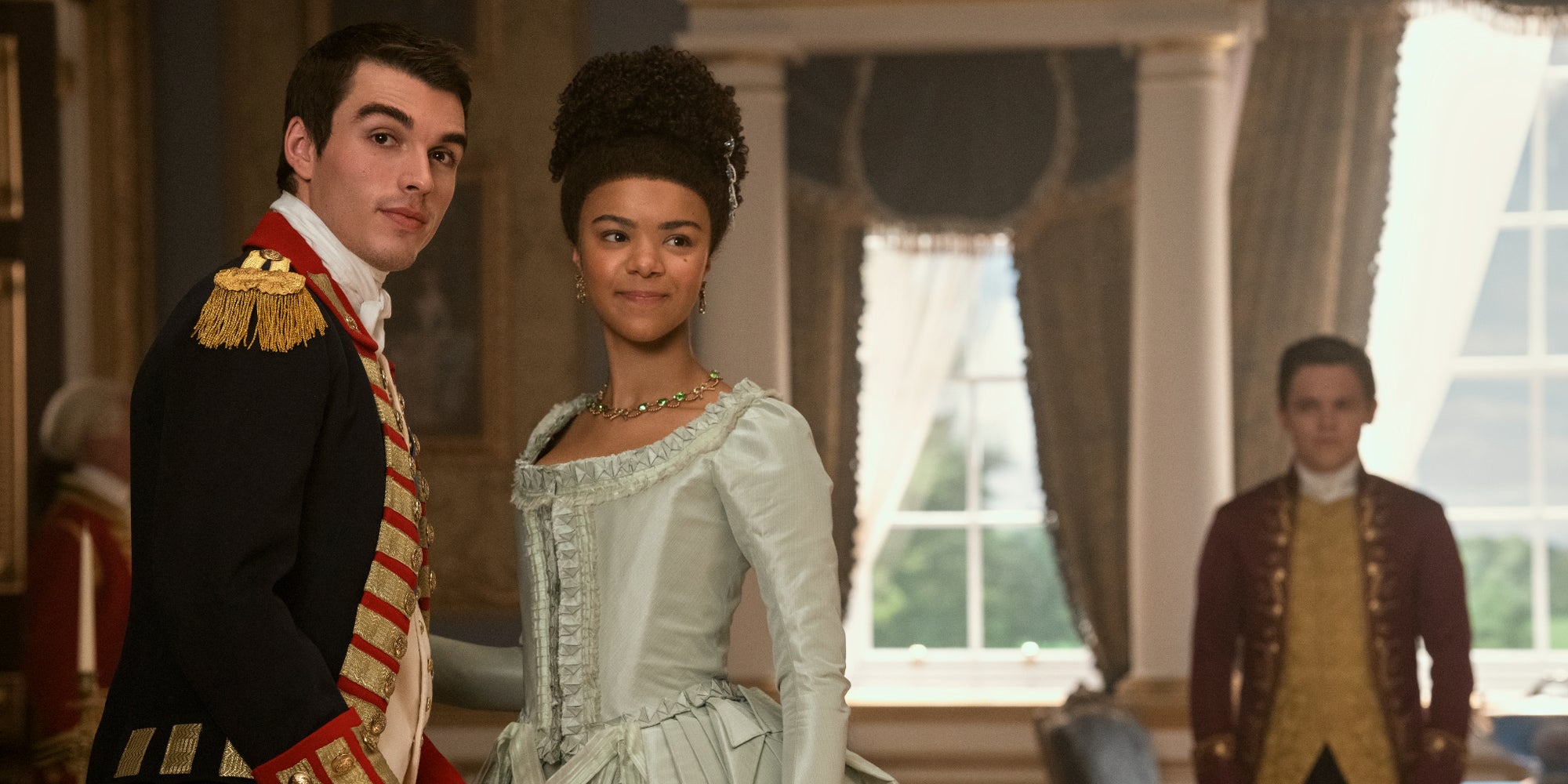 Retrouvez le roi George (Corey Mylchreest) et la reine Charlotte (India Amarteifio) dans "La Reine Charlotte : Un chapitre Bridgerton" sur Netflix.