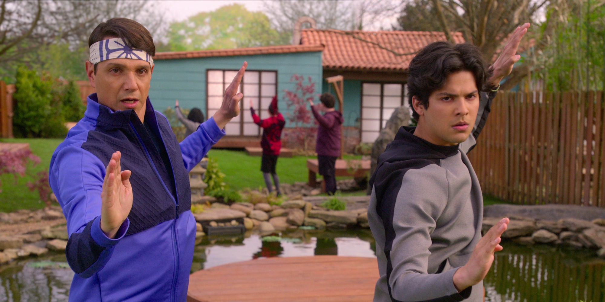 Daniel LaRusso (Ralph Macchio) entraîne le poulain de Johnny, Miguel (Xolo Maridueña) dans la saison 4 de "Cobra Kai".