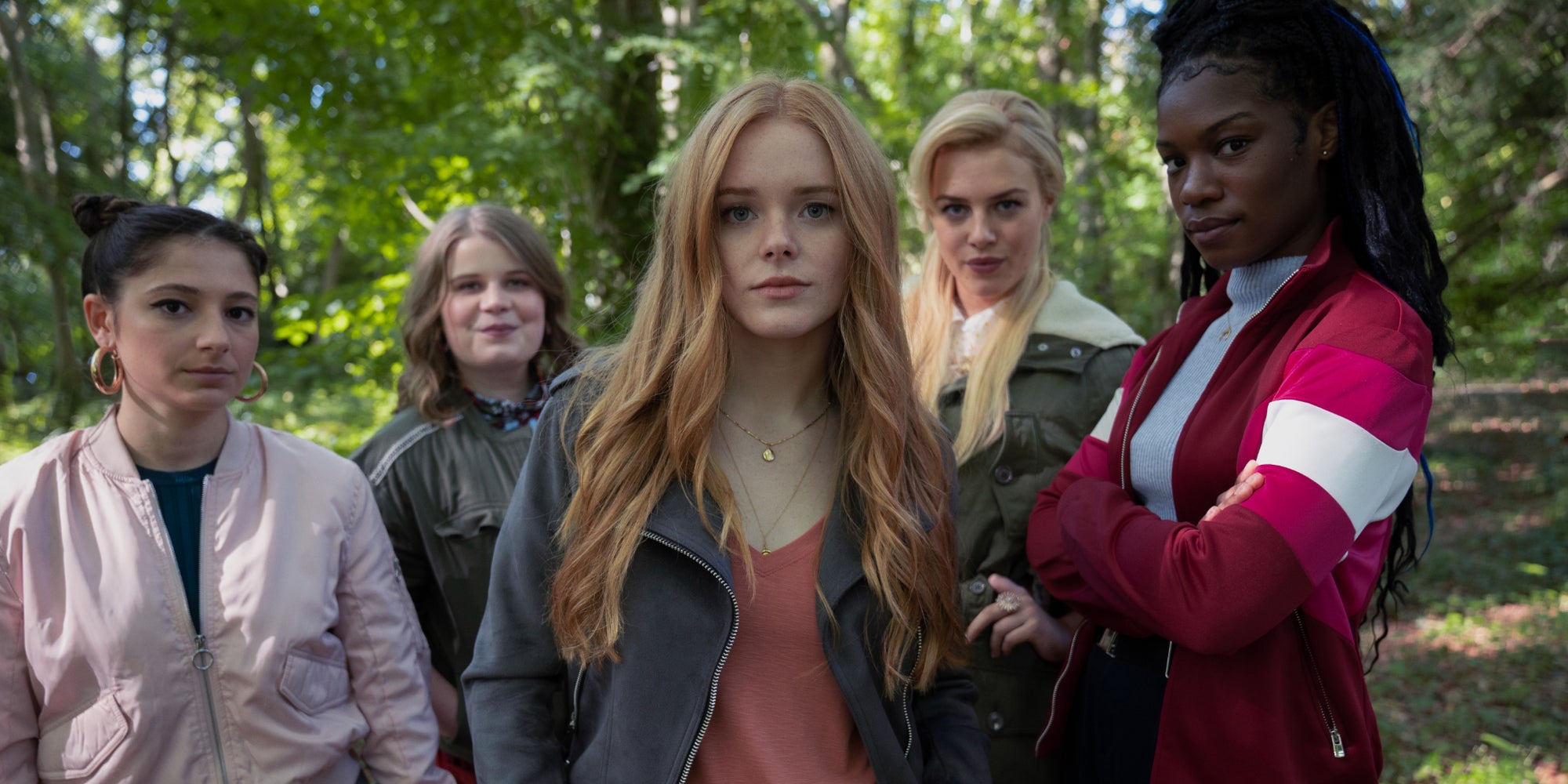 Musa (Elisha Applebaum), Terra (Eliot Salt), Bloom (Abigail Cowen), Stella (Hannah van der Westhuysen) et Aisha (Precious Mustapha) sont de retour dans la saison 2 de "Destin : La Saga Winx".