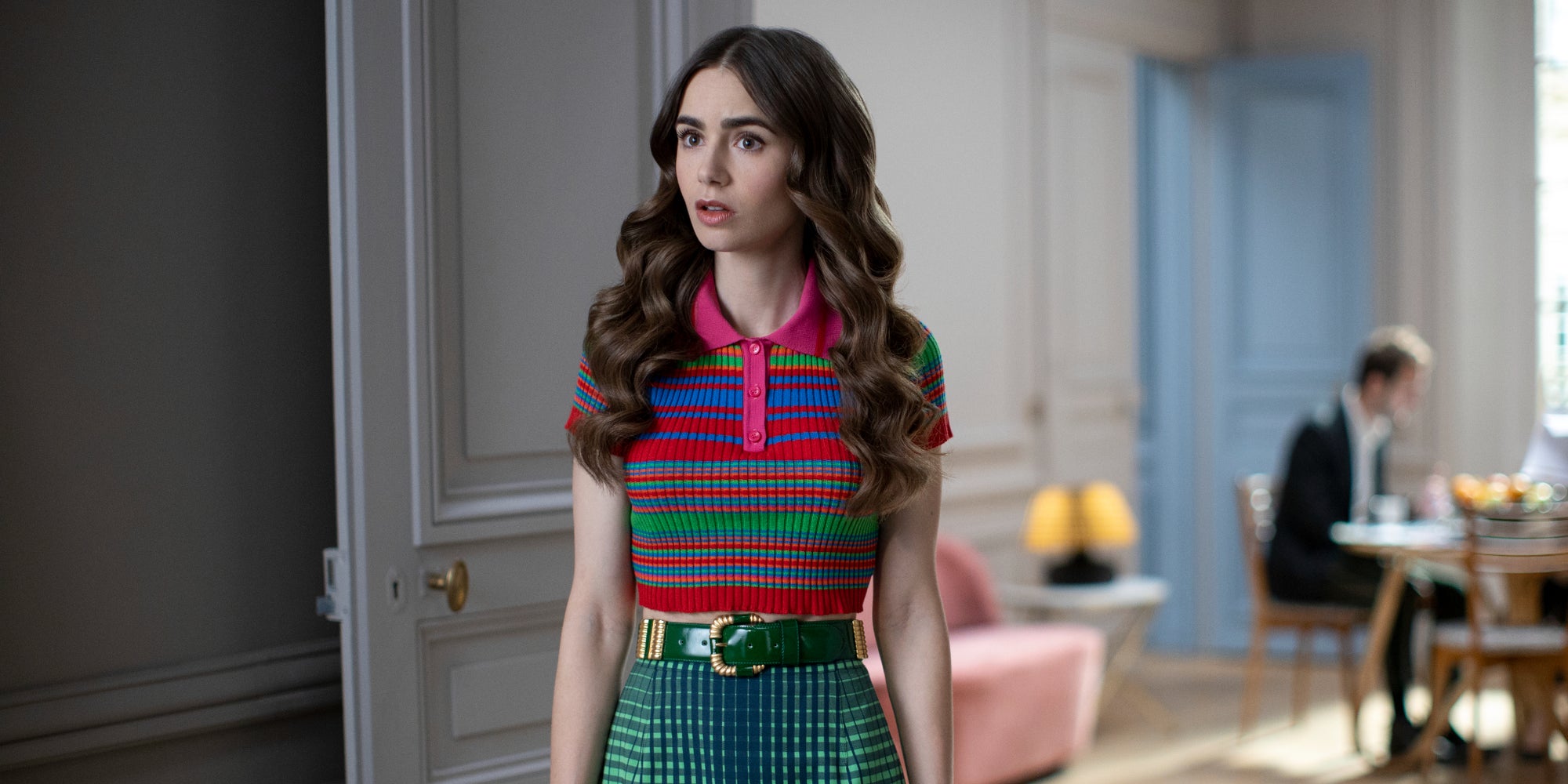 Lily Collins de retour dans la peau de l'héroïne d'Emily in Paris, dans la saison 2 désormais disponible sur Netflix.